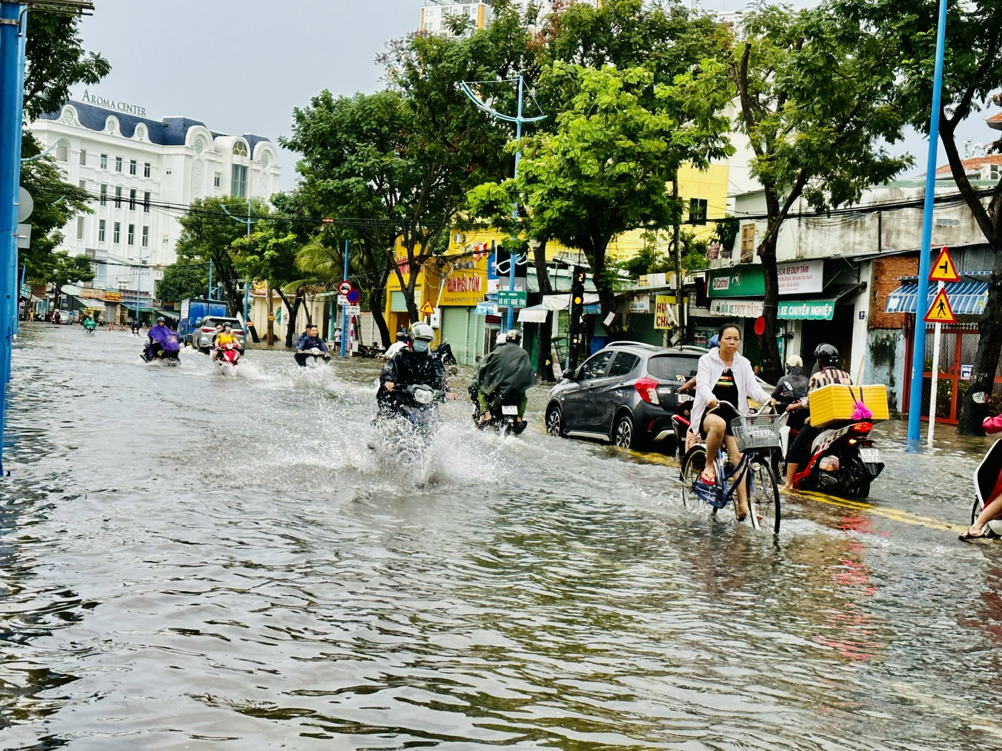 Năm 2022 mùa mưa kết thúc muộn nên mùa khô cũng đến muộn hơn trung bình những năm trước. Trong ảnh: Trận mưa lớn xảy ra trên địa bàn TP. Vũng Tàu hồi tháng 11 gây ngập sâu trên nhiều tuyến đường