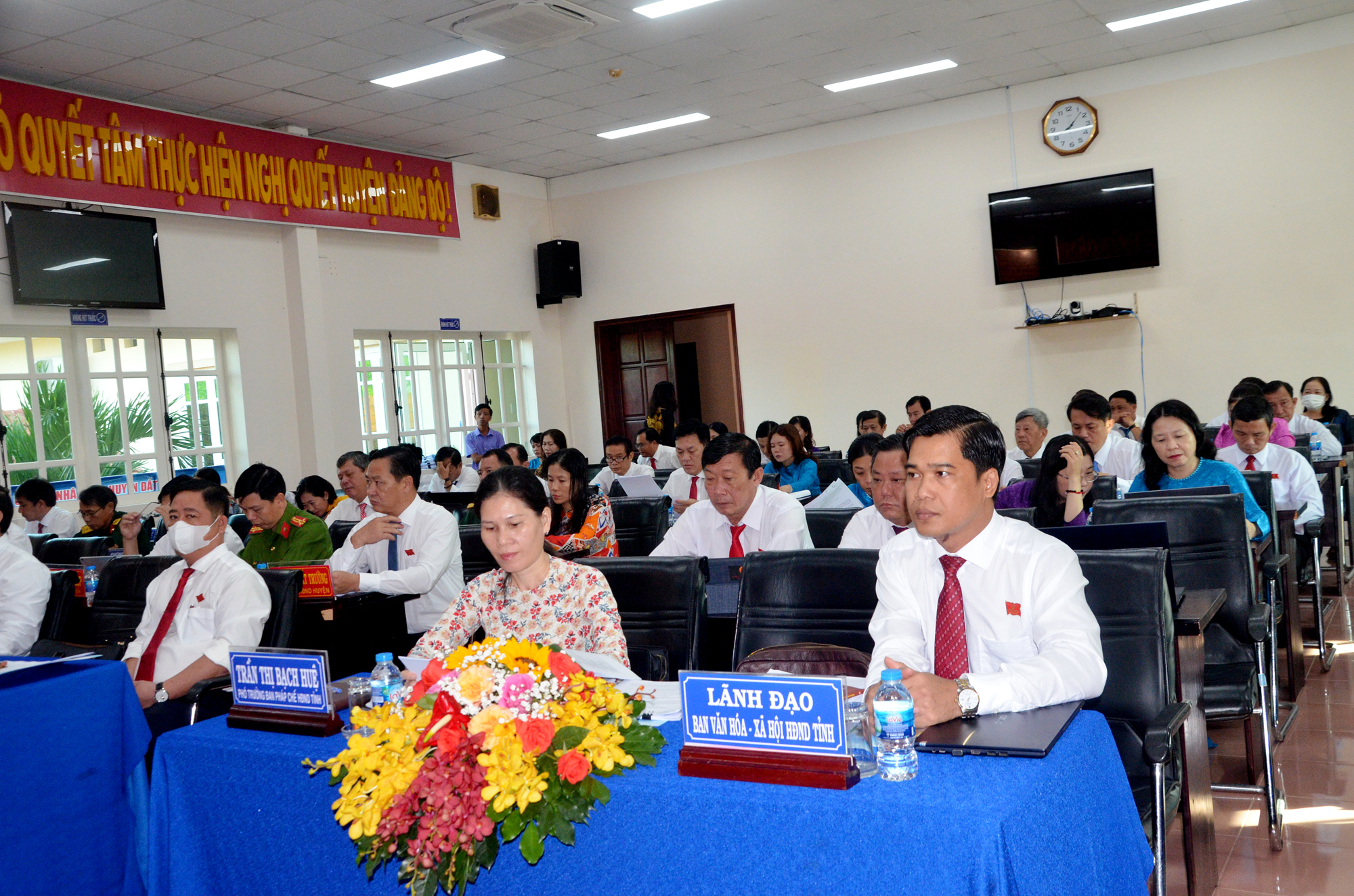 Các đại biểu tham dự kỳ họp.