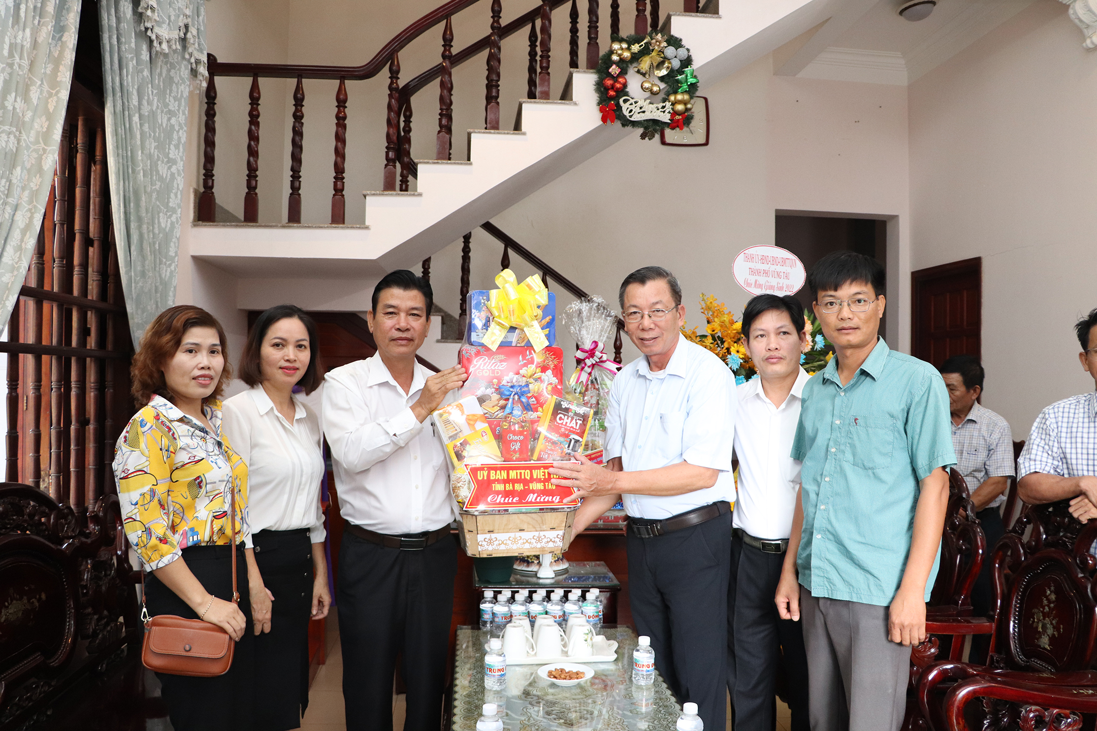 Ông Trần Văn Lợi, Phó Chủ tịch Ủy ban MTTQ Việt Nam tỉnh chúc mừng tới Linh mục Matthew Trần Bảo Long, Quản hạt Vũng Tàu, Chánh xứ Trung Đồng