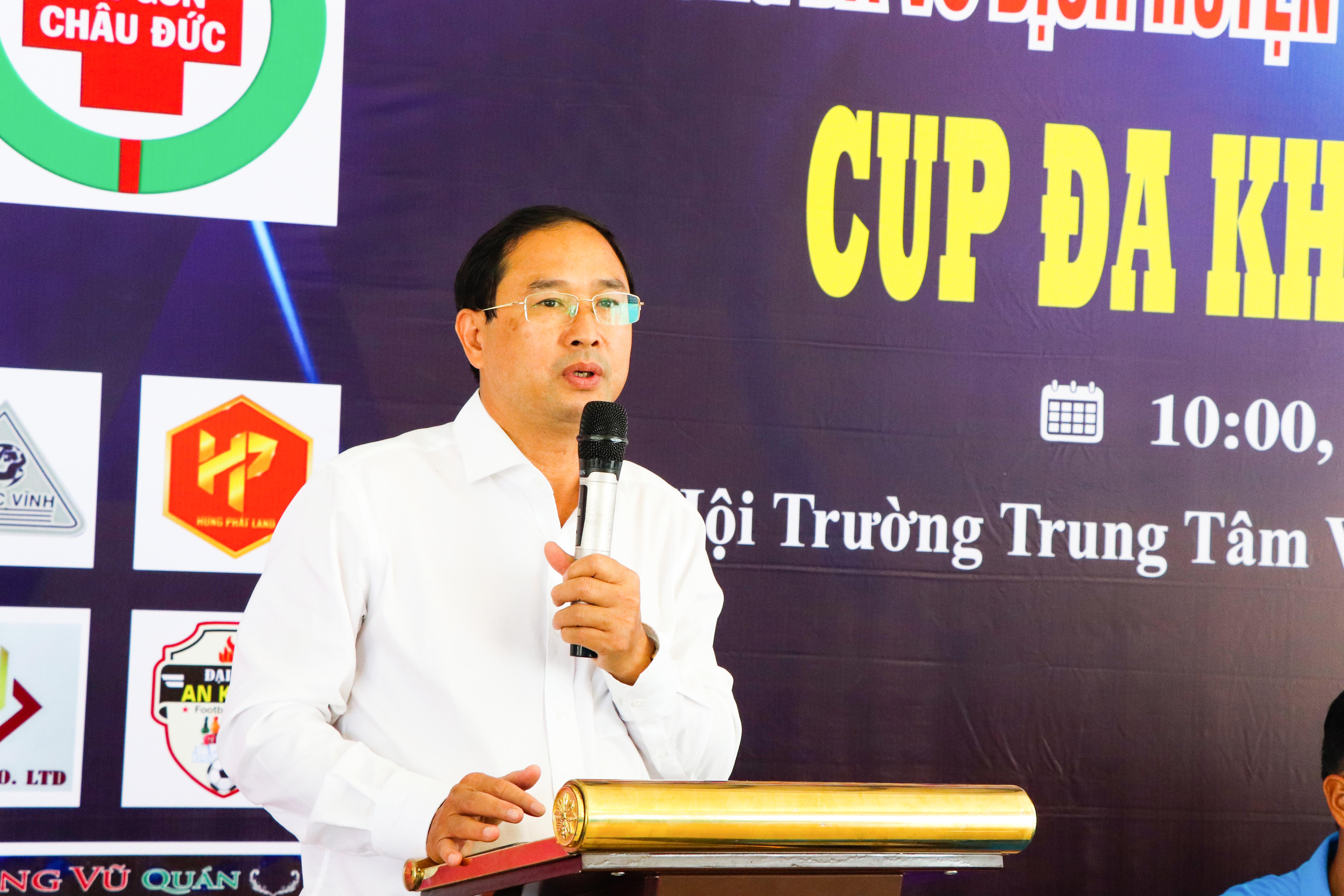 Ông Nguyễn Tấn Bản, Chủ tịch UBND huyện Châu Đức phát biểu cảm ơn sự đồng hành của các doanh nghiệp, mạnh thường quân tại buổi bốc thăm.
