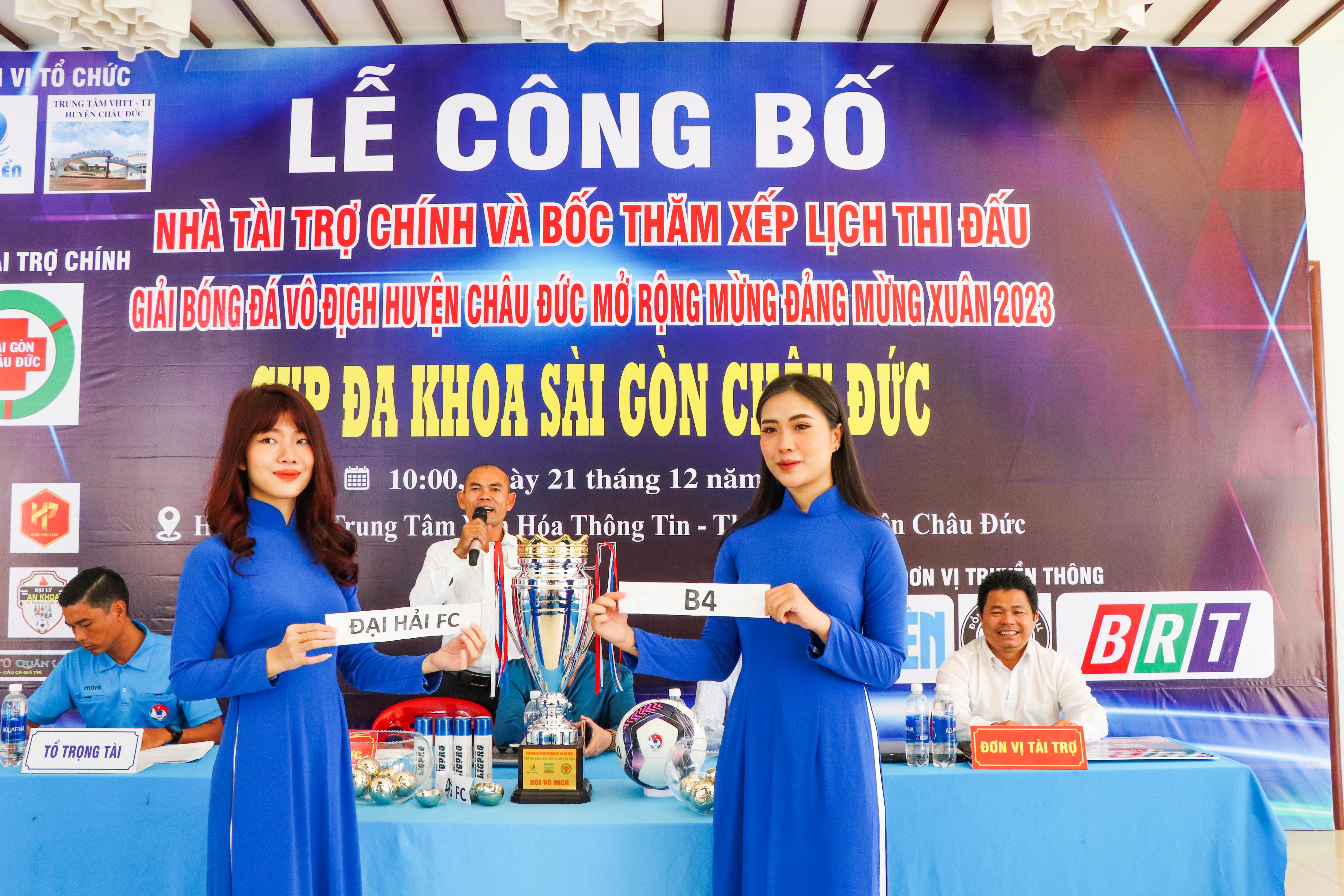 Ông Nguyễn Thanh Điệp, Ban tổ chức Giải đều hành buổi bốc thăm.