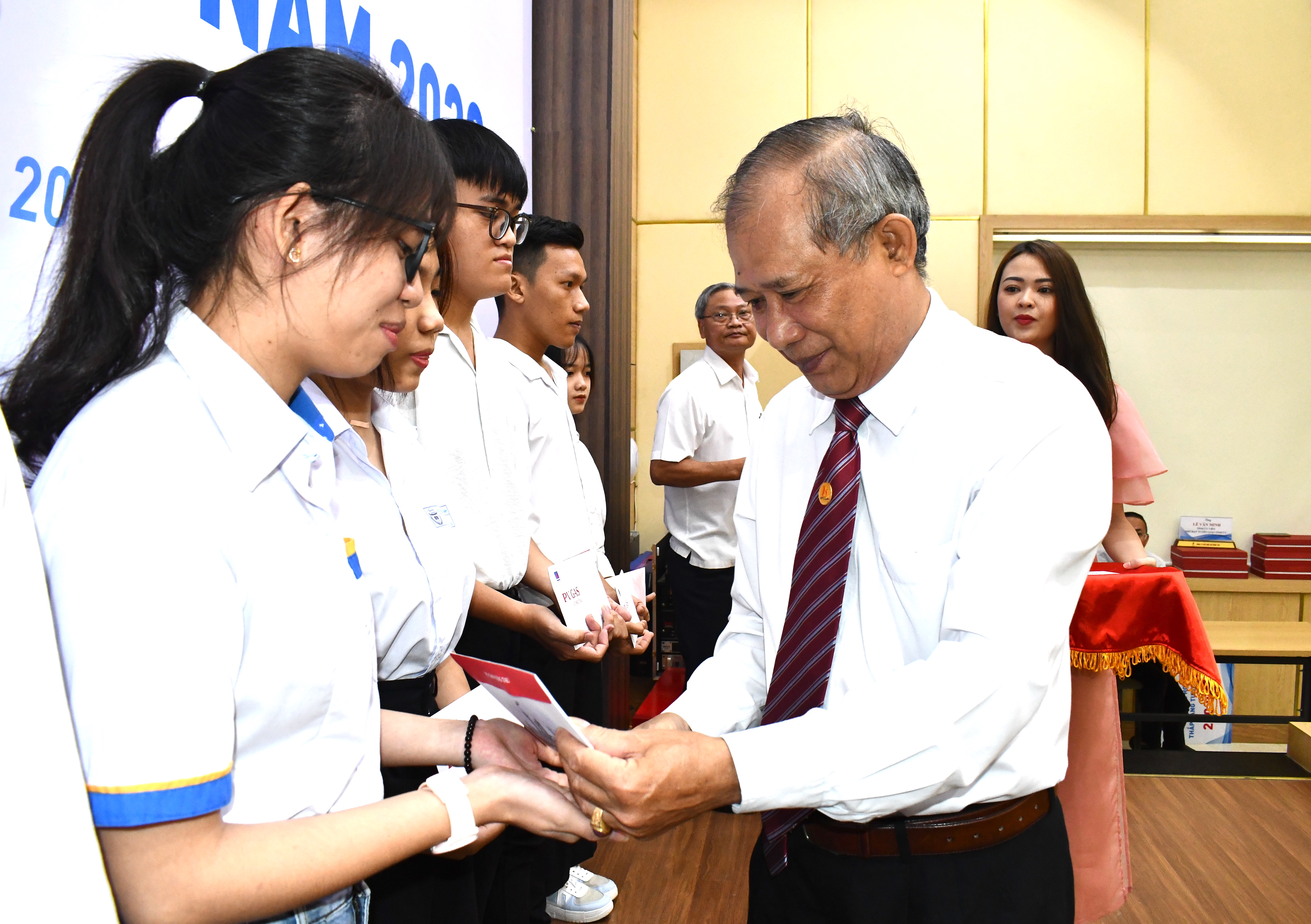 Ông Lương Đức Đích, Chủ tịch Hội Khuyến học tỉnh trao học bổng 
