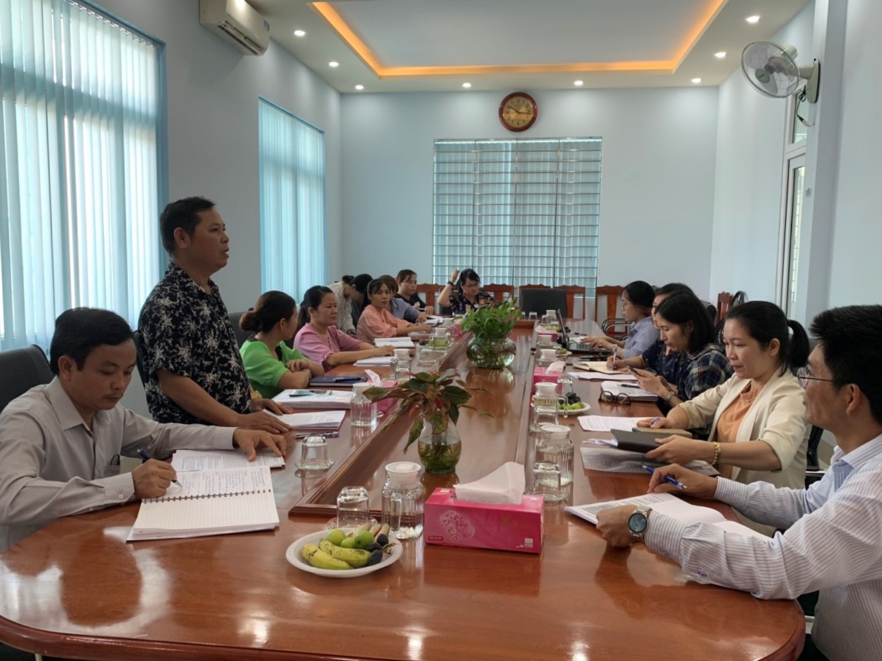 Chủ tịch Hội Nông dân phường Hắc Dịch Bùi Văn Trưởng phát biểu tại buổi hội thảo.