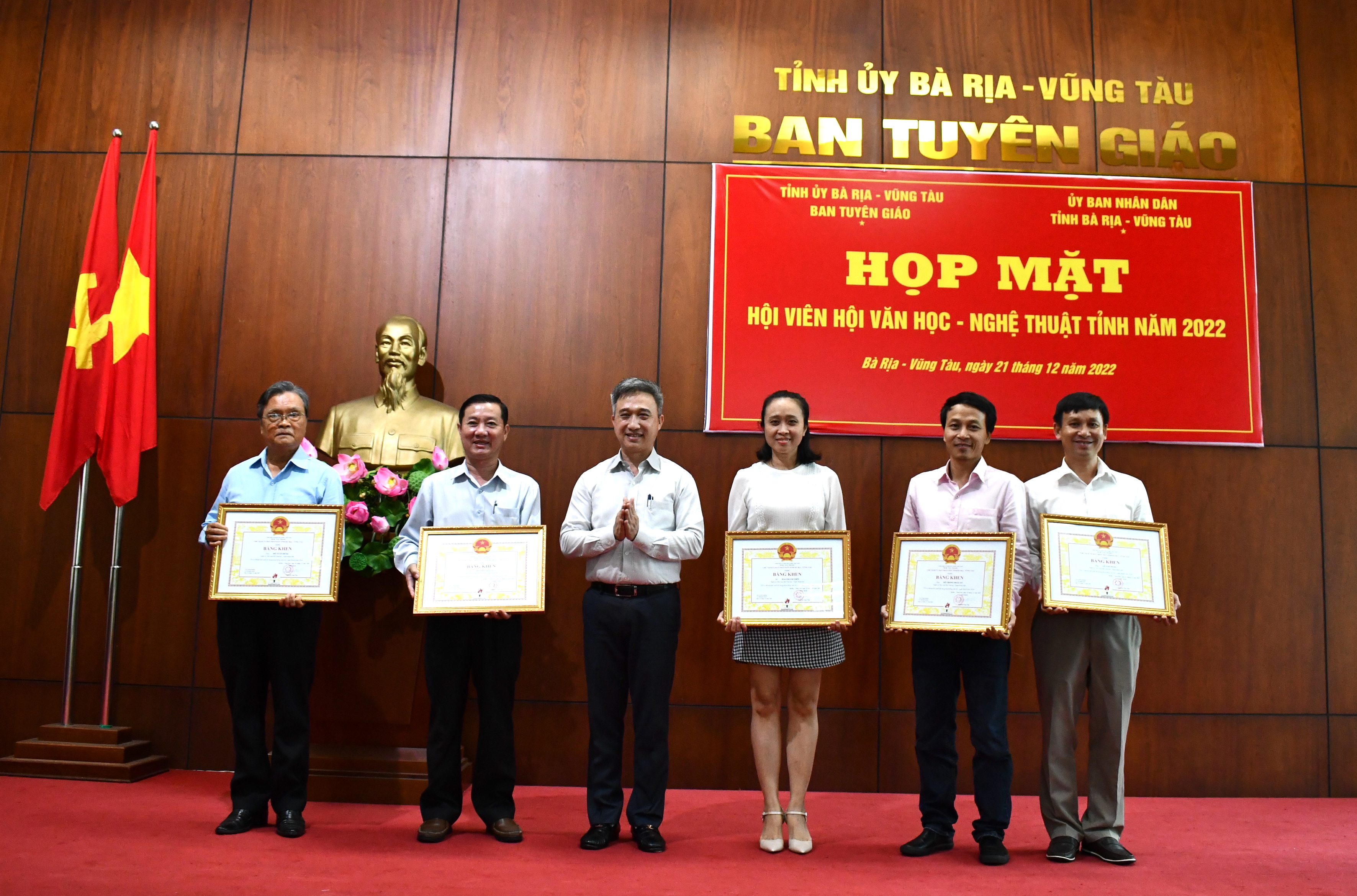 Ông Đặng Minh Thông- Phó Chủ tịch UBND tỉnh Bà Rịa-Vũng Tàu tặng bằng khen cho các cá nhân có thành tích xuất sắc trong hoạt động văn học - nghệ thuật năm 2022.
