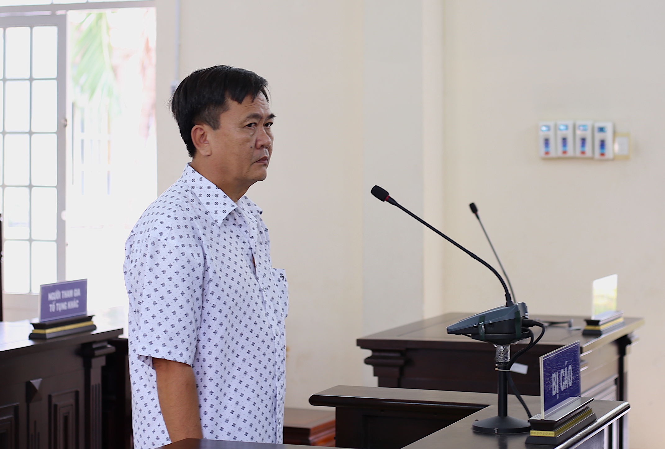 Bị cáo Võ Thái Hòa bị tuyên phạt 5 năm tù vì lợi dụng chức vụ, quyền hạn trong khi thi hành công vụ.
