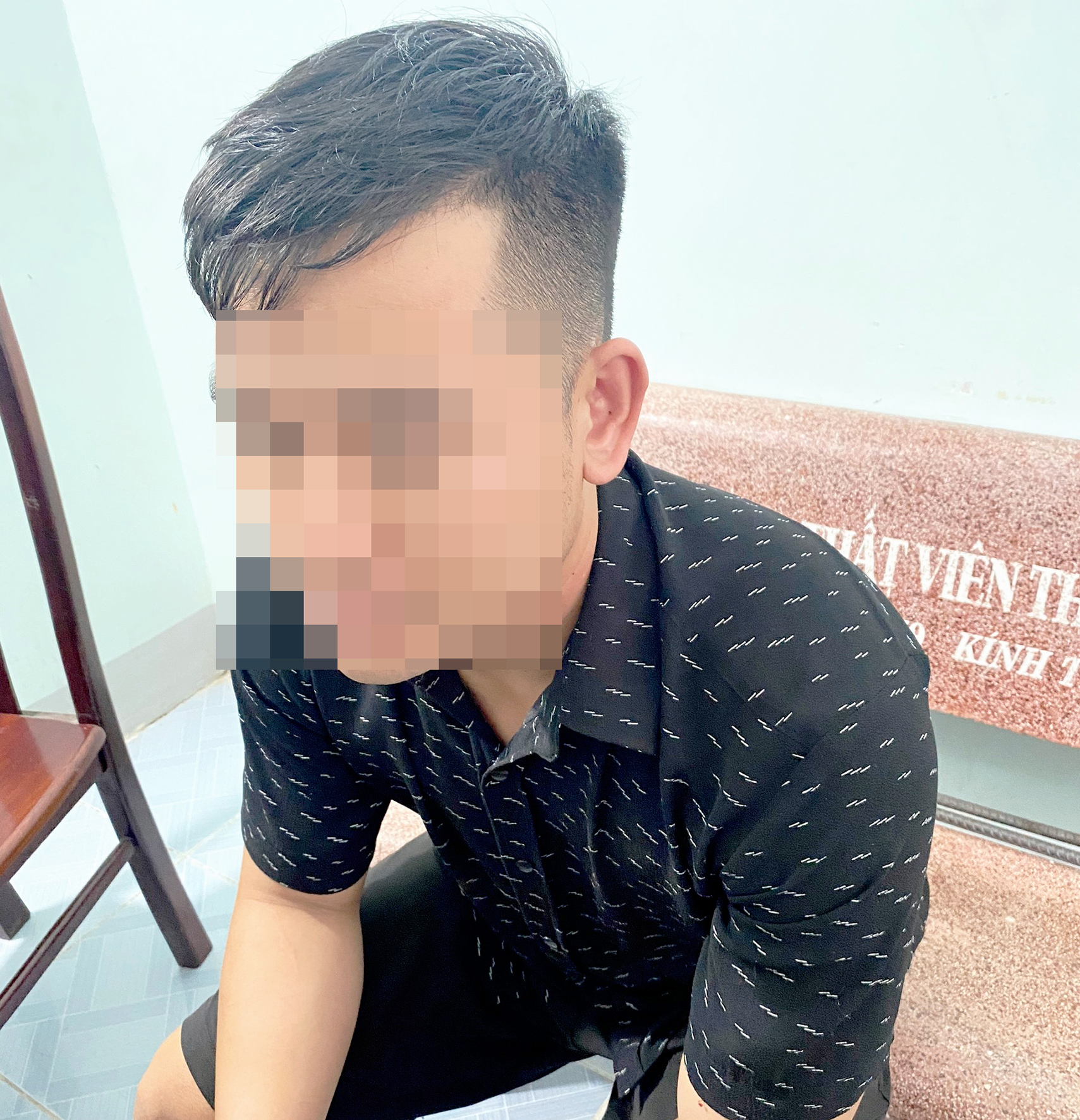 Đối tượng Kiên tại cơ quan công an