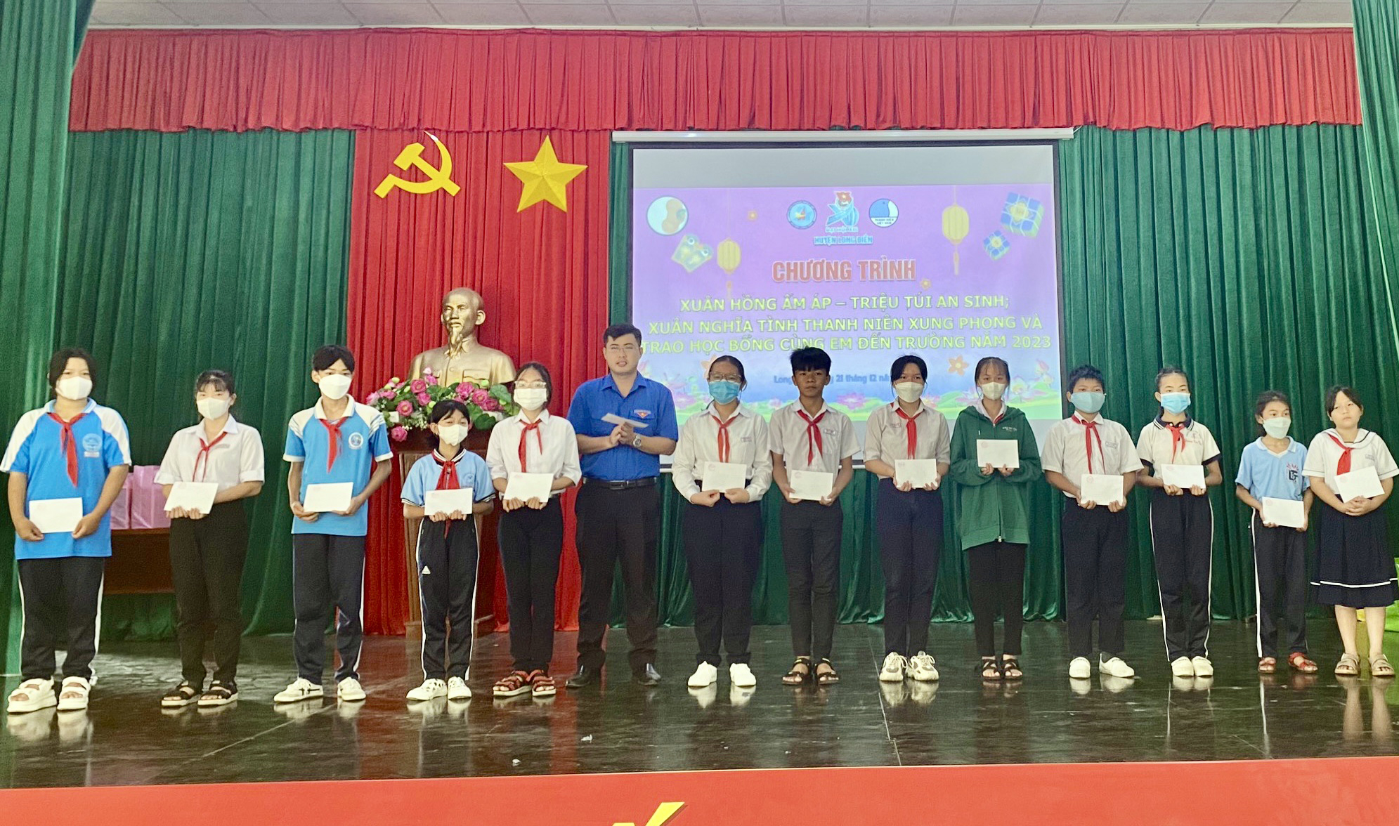 Anh Nguyễn Thanh Huy, Phó Bí thư Huyện Đoàn Long Điền trao học bổng cho học sinh vượt khó, học giỏi.