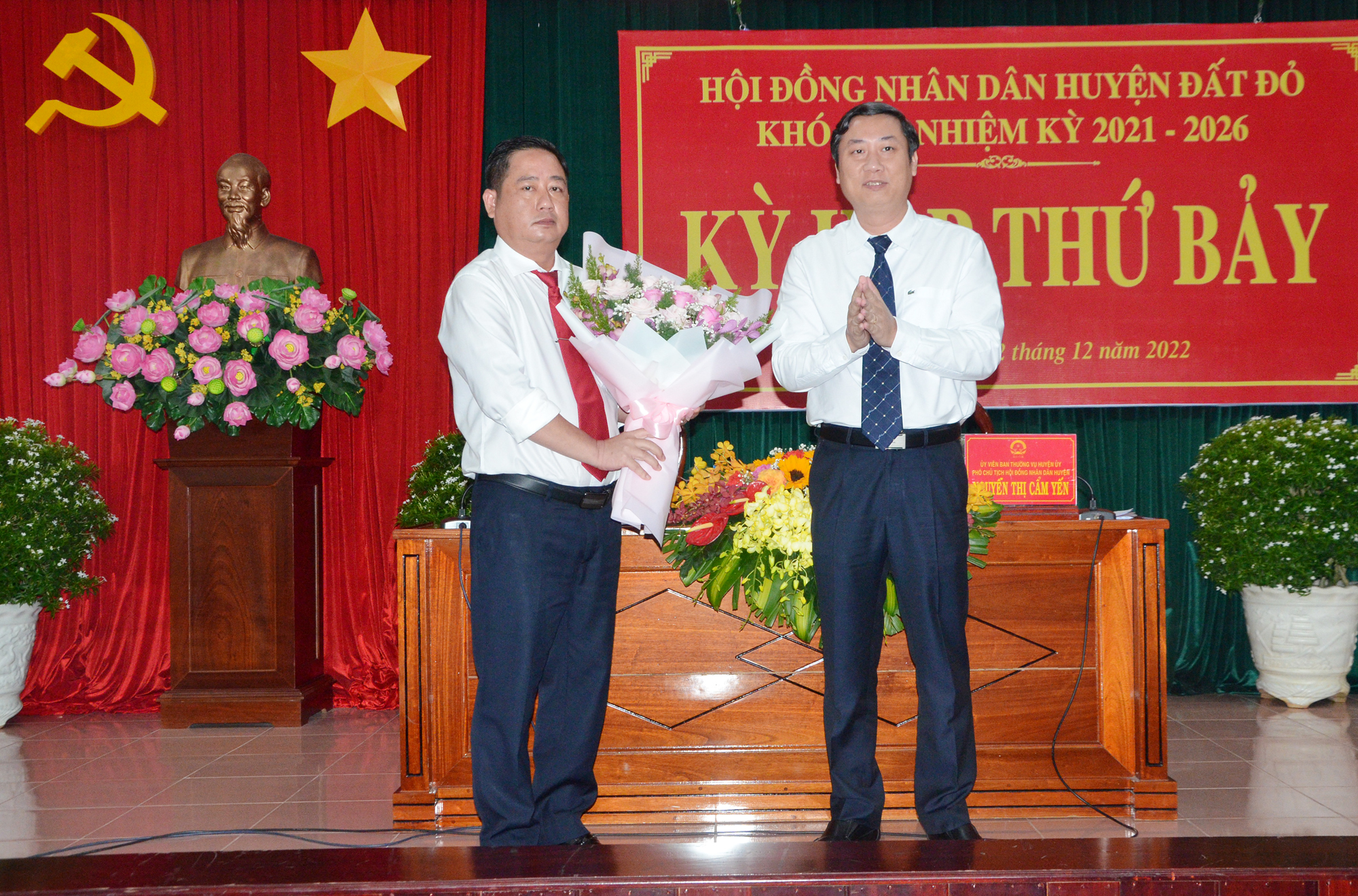 Ông Nguyễn Công Danh, Bí thư Huyện ủy tặng hoa chúc mừng ông Trần Thanh Hùng, Chủ tịch HĐND huyện khóa III, nhiệm kỳ 2021-2026.
