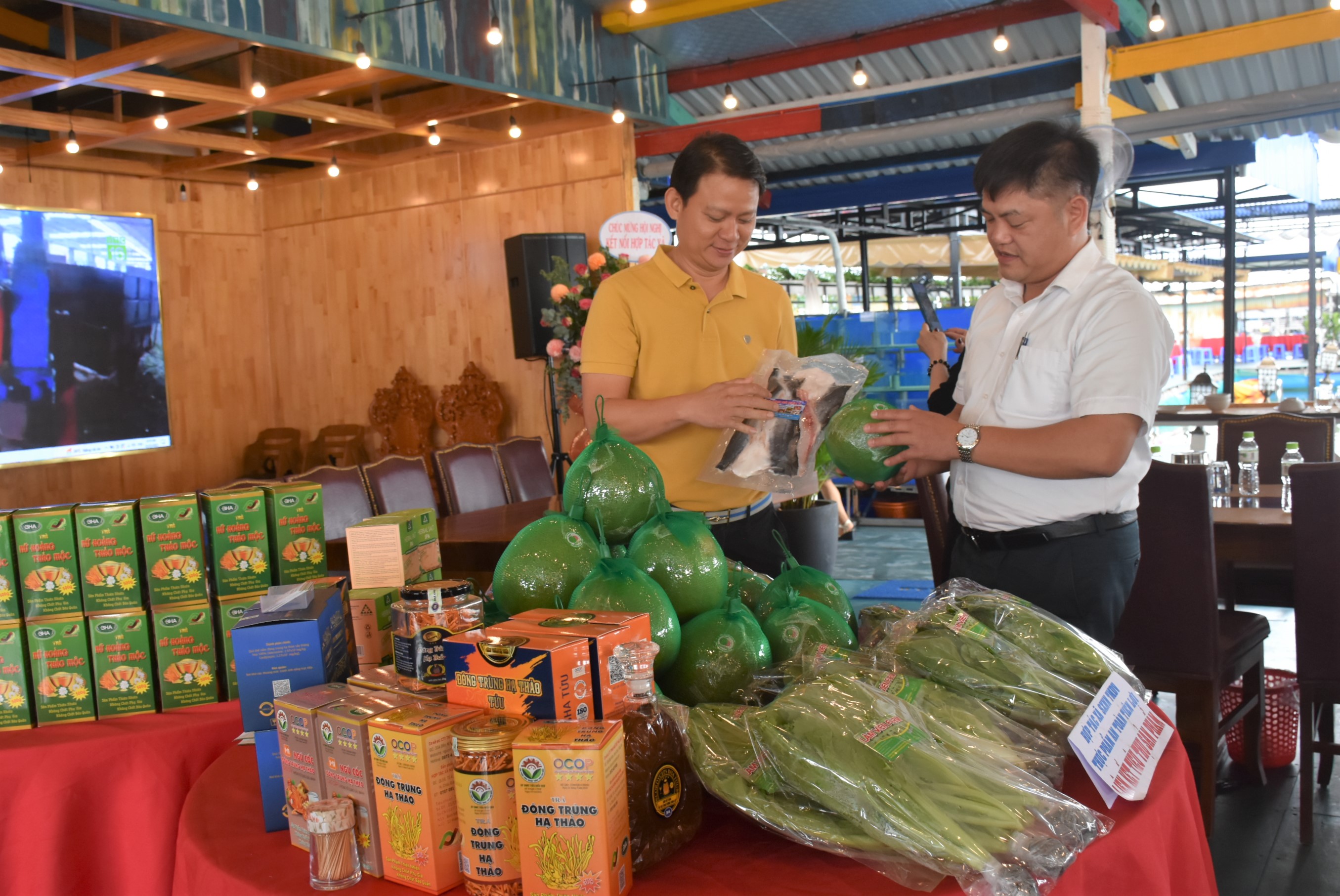 Ông Vũ Ngọc Đăng, Phó Chi cục trưởng, Chi cục Phát triển nông thôn tham quan gian hàng của các HTX  trưng bày tại hội nghị.