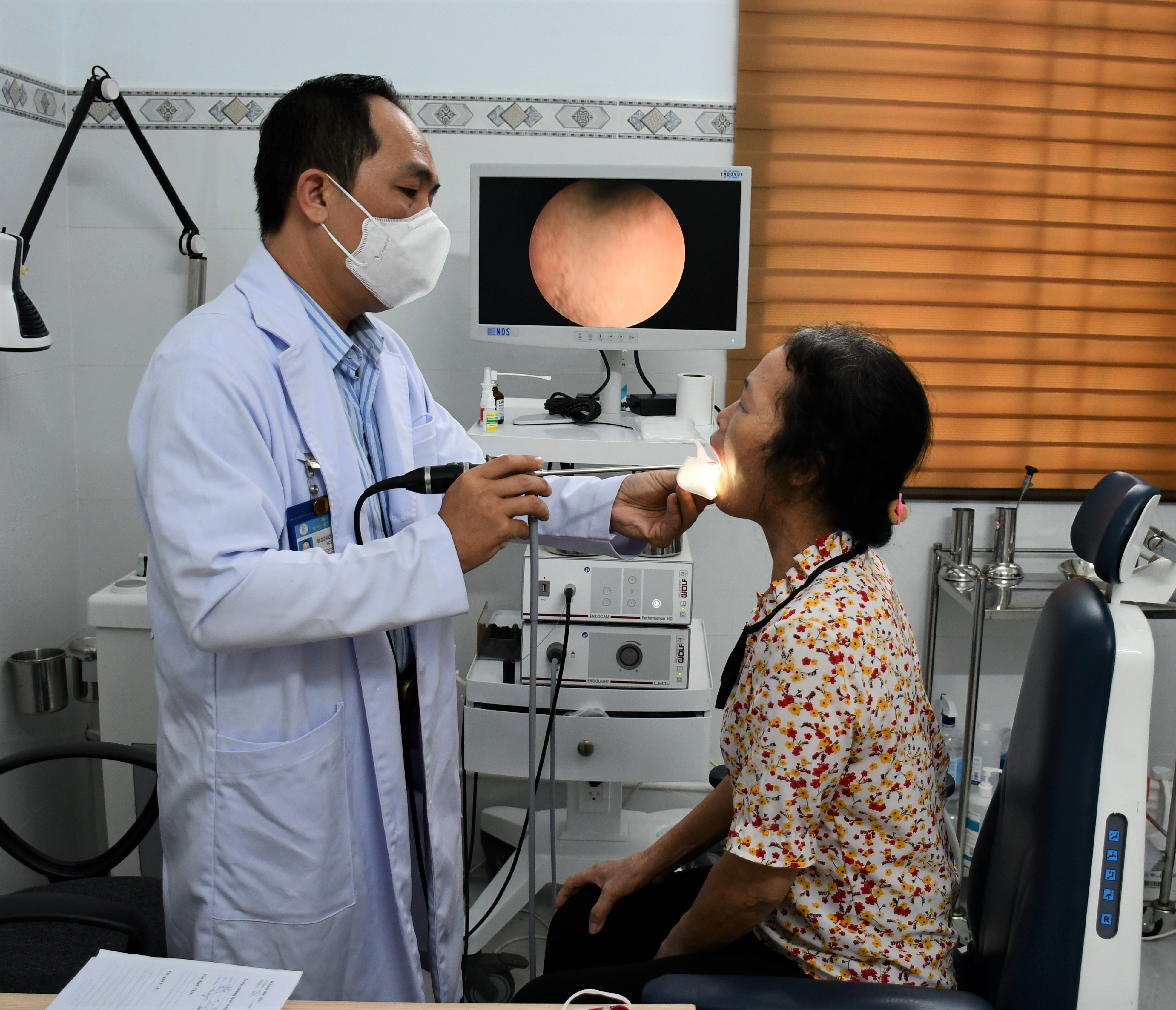 Bác sĩ Bệnh viện Chợ Rẫy nội soi họng cho một bệnh nhân tại phòng khám.