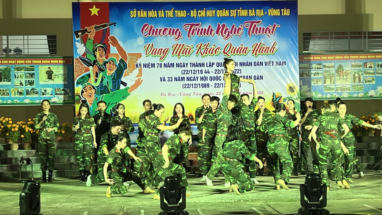 Một số tiết mục văn nghệ do các nghệ sĩ của Nhà hát tỉnh và Đội Văn nghệ xung kích Bộ CHQS tỉnh biểu diễn tại chương trình.