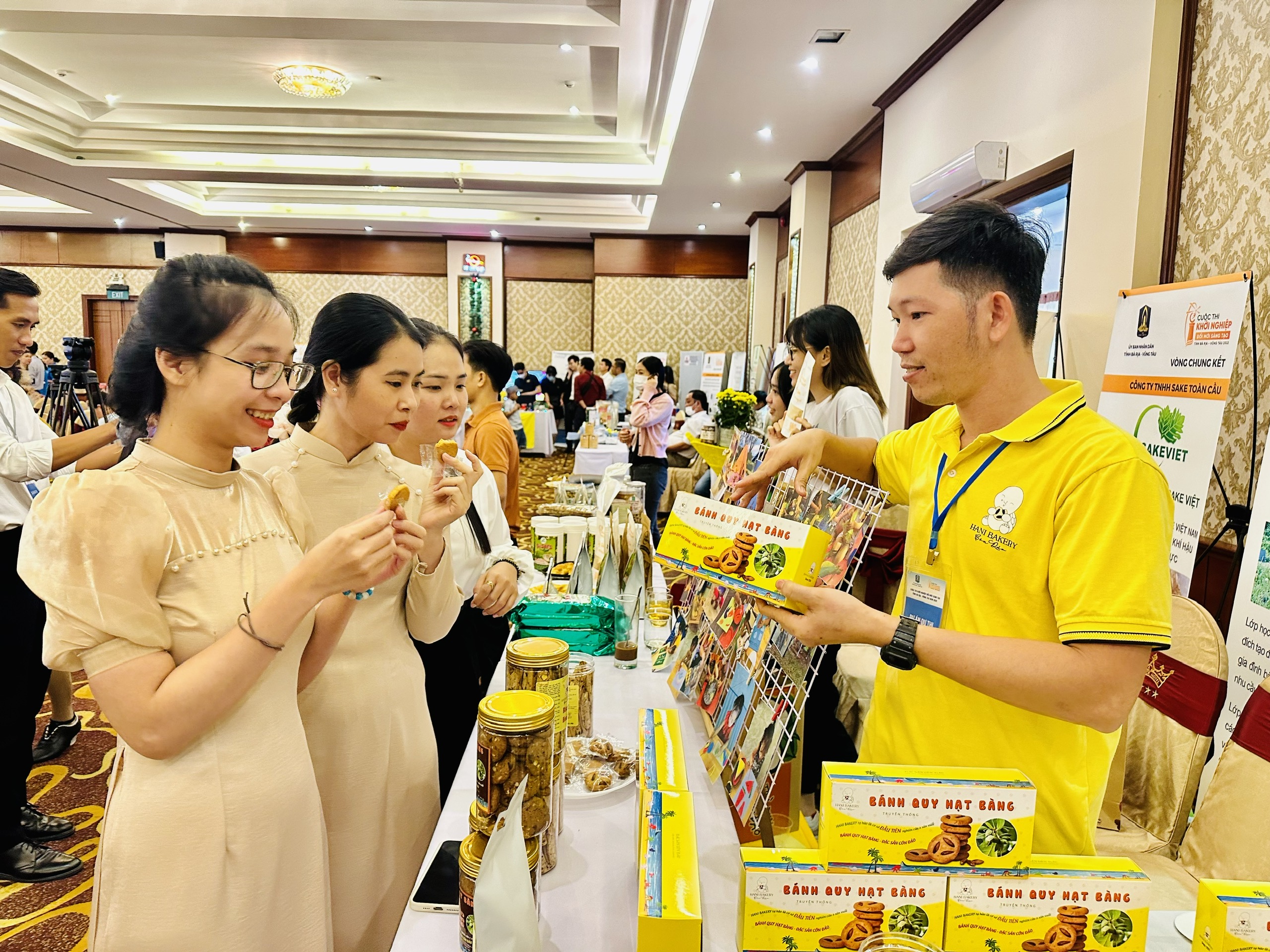 Nguyễn Hoài Hận giới thiệu sản phẩm 