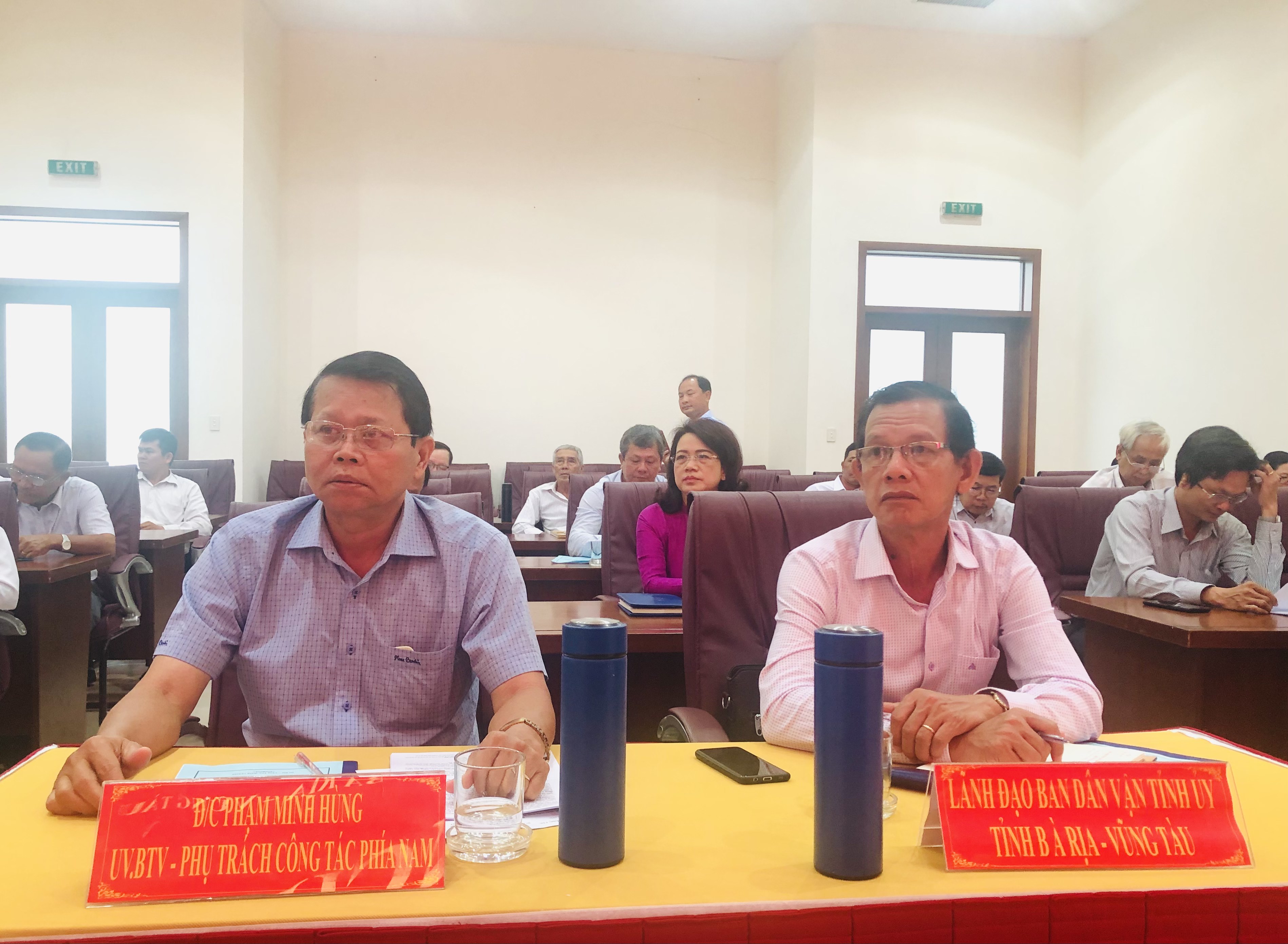 Ông Phạm Minh Hùng (trái), Trương cơ quan thường trực Trung ương Hội Nông dân phía Nam cùng lãnh đạo Ban Dân vận tỉnh tham dự hội nghị.