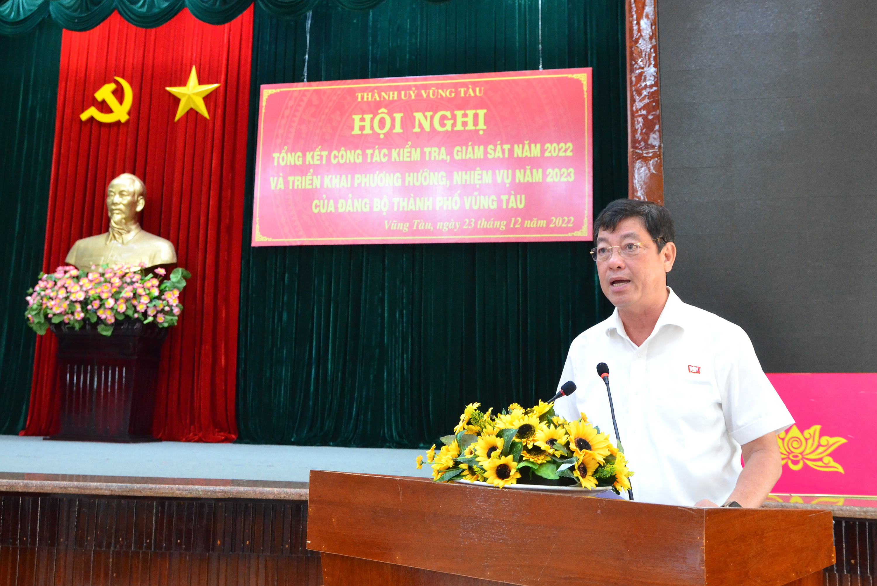 Ông Trần Đình Khoa, Ủy viên Ban Thường vụ Tỉnh ủy, Bí thư Thành ủy Vũng Tàu phát biểu chỉ đạo tại hội nghị.