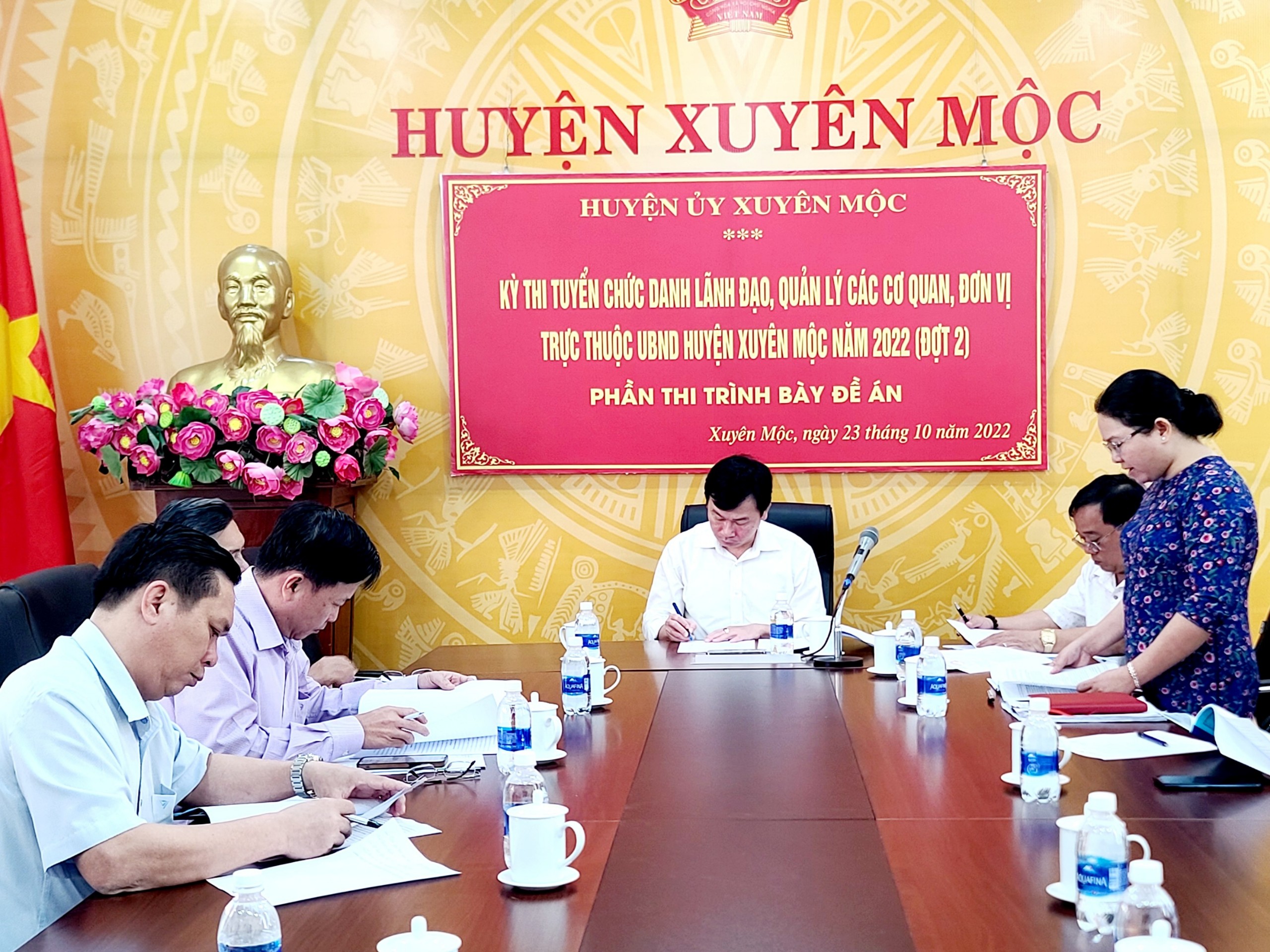 Thí sinh Trần Thị Hà, trình bày Đề án trước Hội đồng thi tuyển