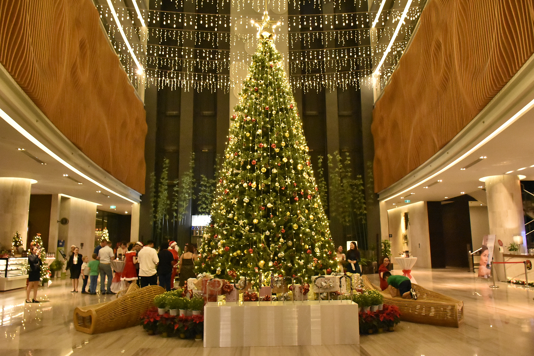 Cây thông Noel cao hơn 6m được thắp sáng khởi động mùa lễ hội cuối năm tại khách sạn Pullman Vũng Tàu