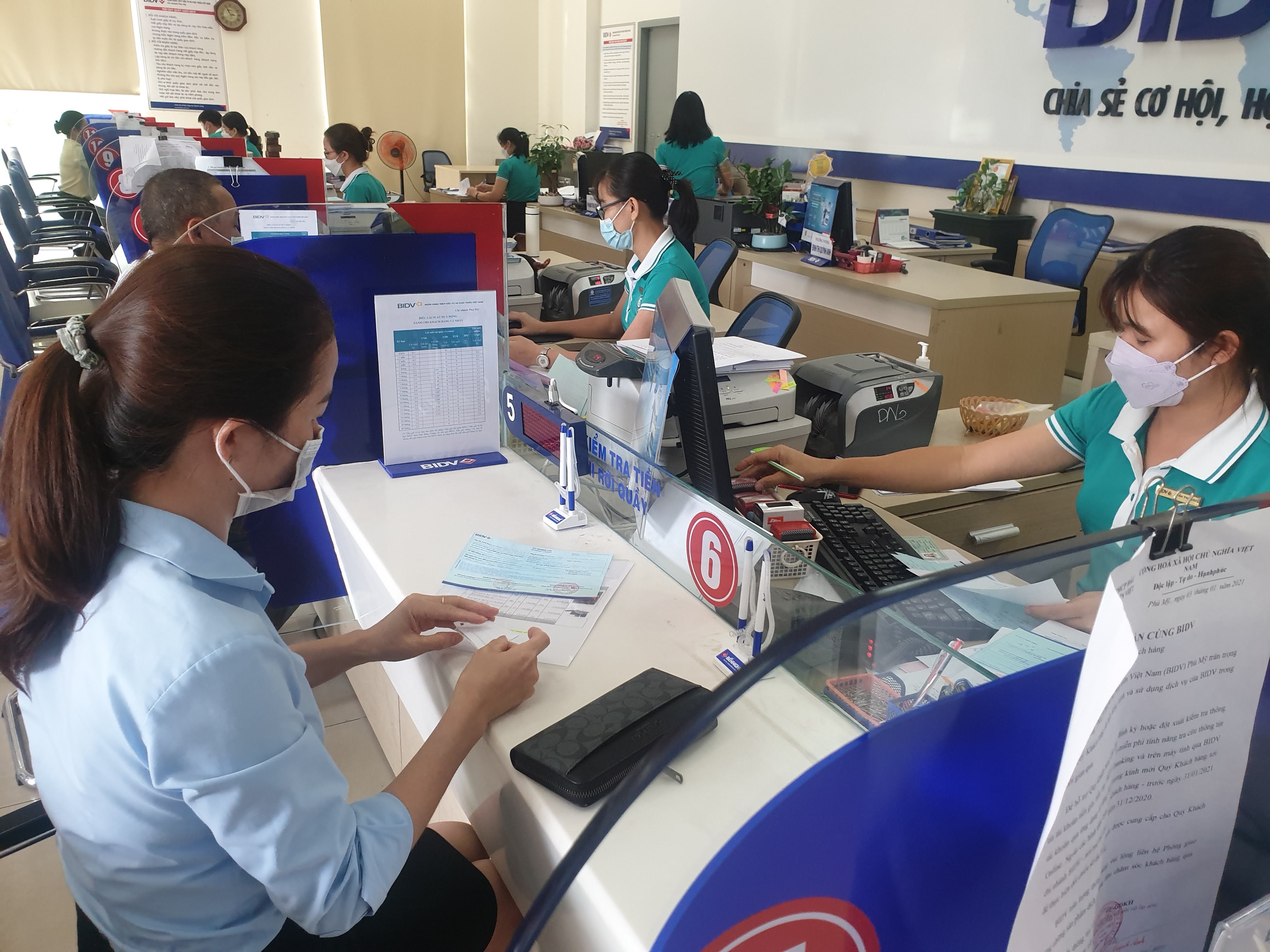 Khách hàng giao dịch tại BIDV, chi nhánh Bà Rịa.