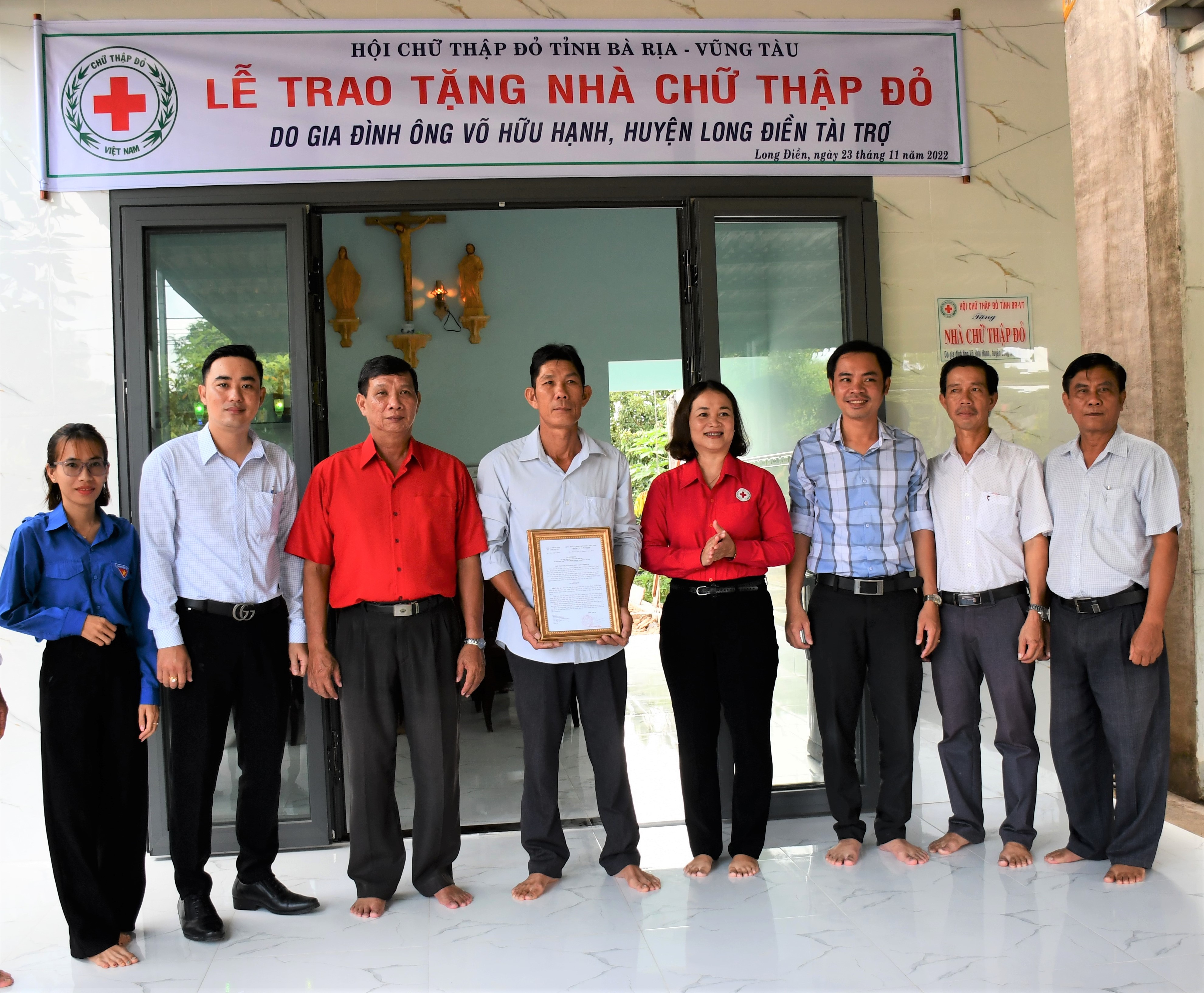 Đại diện lãnh đạo Hội Chữ thập đỏ tỉnh trao Quyết định bàn giao nhà cho gia đình anh Phạm Hồng.