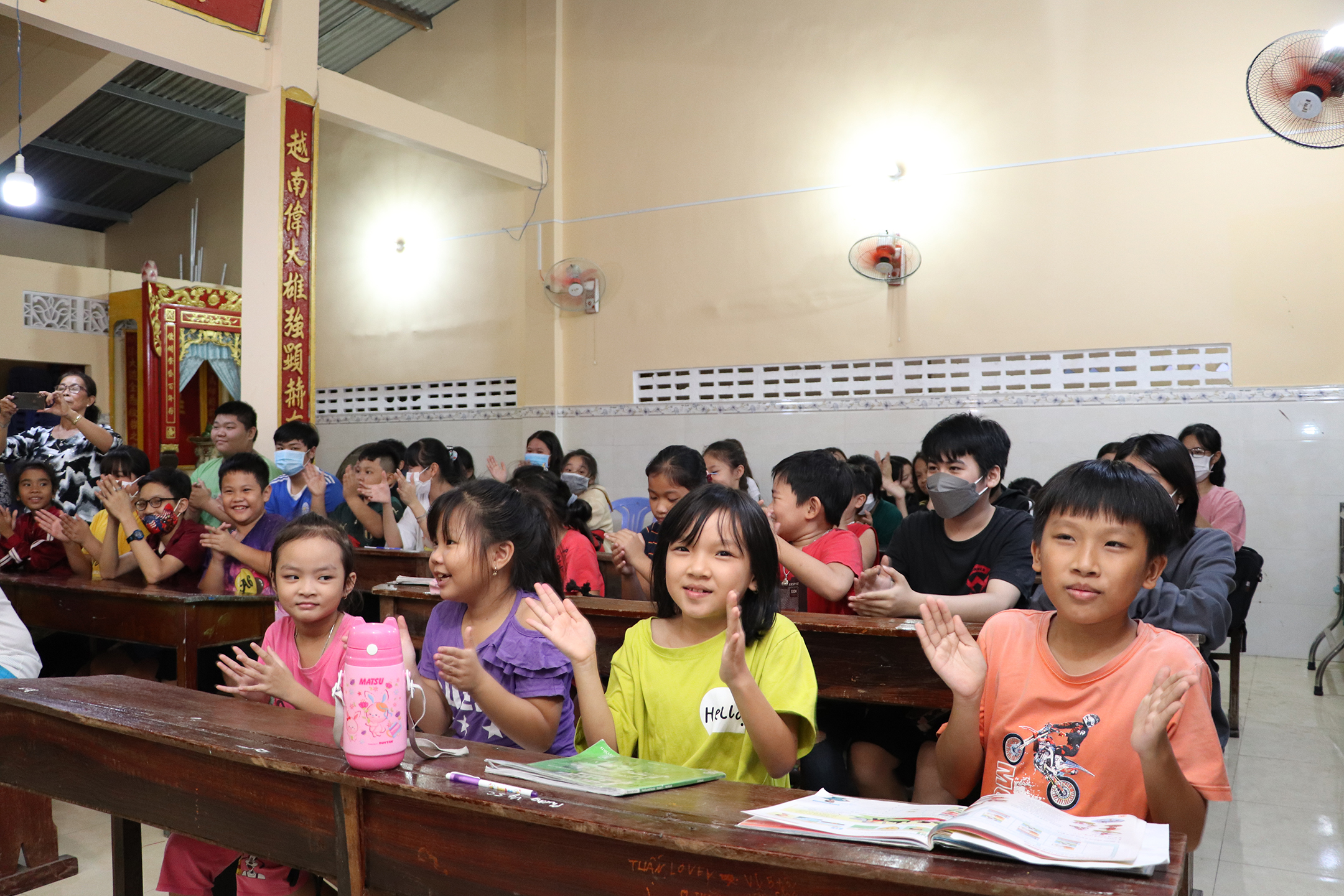 Các em học sinh hào hứng trong suốt giờ học tiếng Anh do thầy Huy dạy.