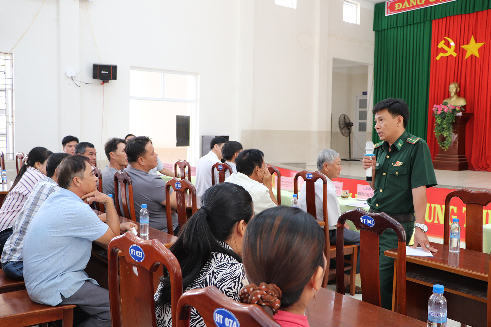 Trung tá Bùi Huy Trung, Phó Đồn trưởng Đồn Biên phòng Phước Tỉnh giải đáp những thắc mắc của thuyền trưởng, chủ phương tiện tàu thuyền liên quan đến tàu cá đánh bắt trên biển.