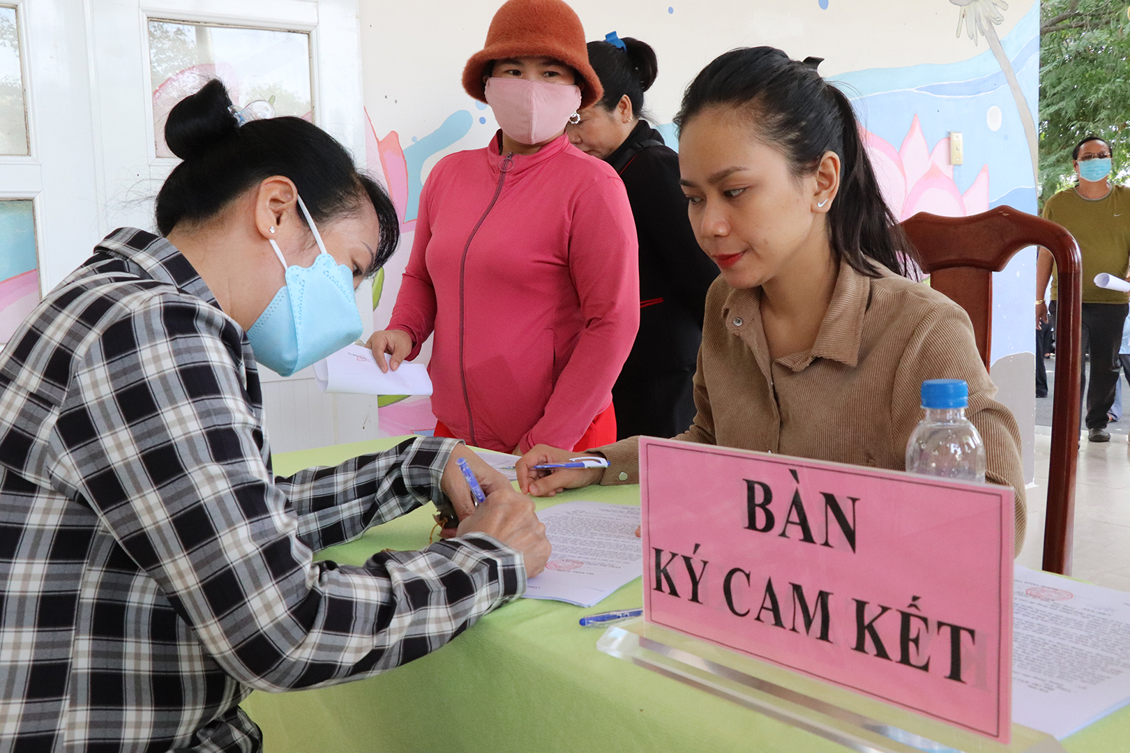 Chủ phương tiện tàu thuyền ký cam kết không vi phạm khai thác IUU