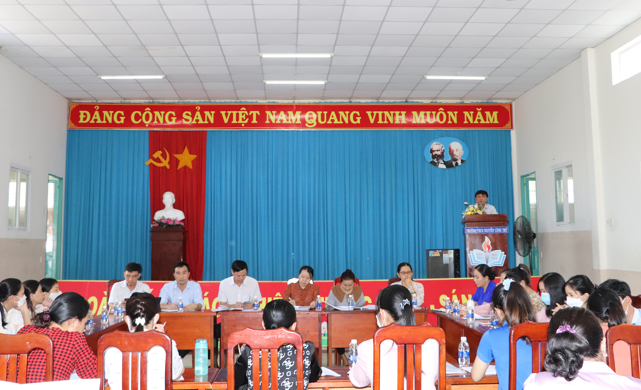 Quang cảnh buổi sinh hoạt chi bộ.
