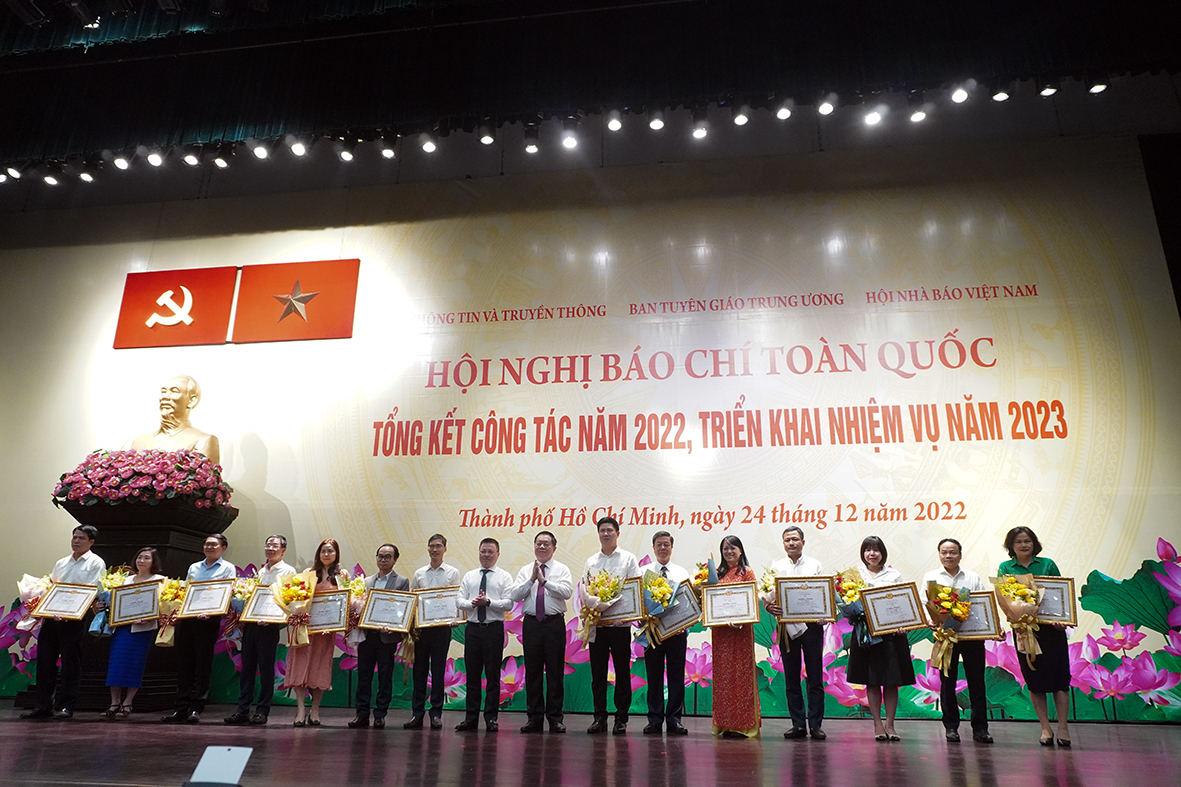 Ông Nguyễn Trọng Nghĩa, Bí thư Trung ương Đảng, Trưởng Ban Tuyên giáo Trung ương; ông Lê Quốc Minh, Ủy viên Trung ương Đảng, Tổng Biên tập Báo Nhân dân, Chủ tịch Hội Nhà báo Việt Nam tặng Bằng khen cho các tập thể có thành tích xuất sắc trong công tác báo chí năm 2022.