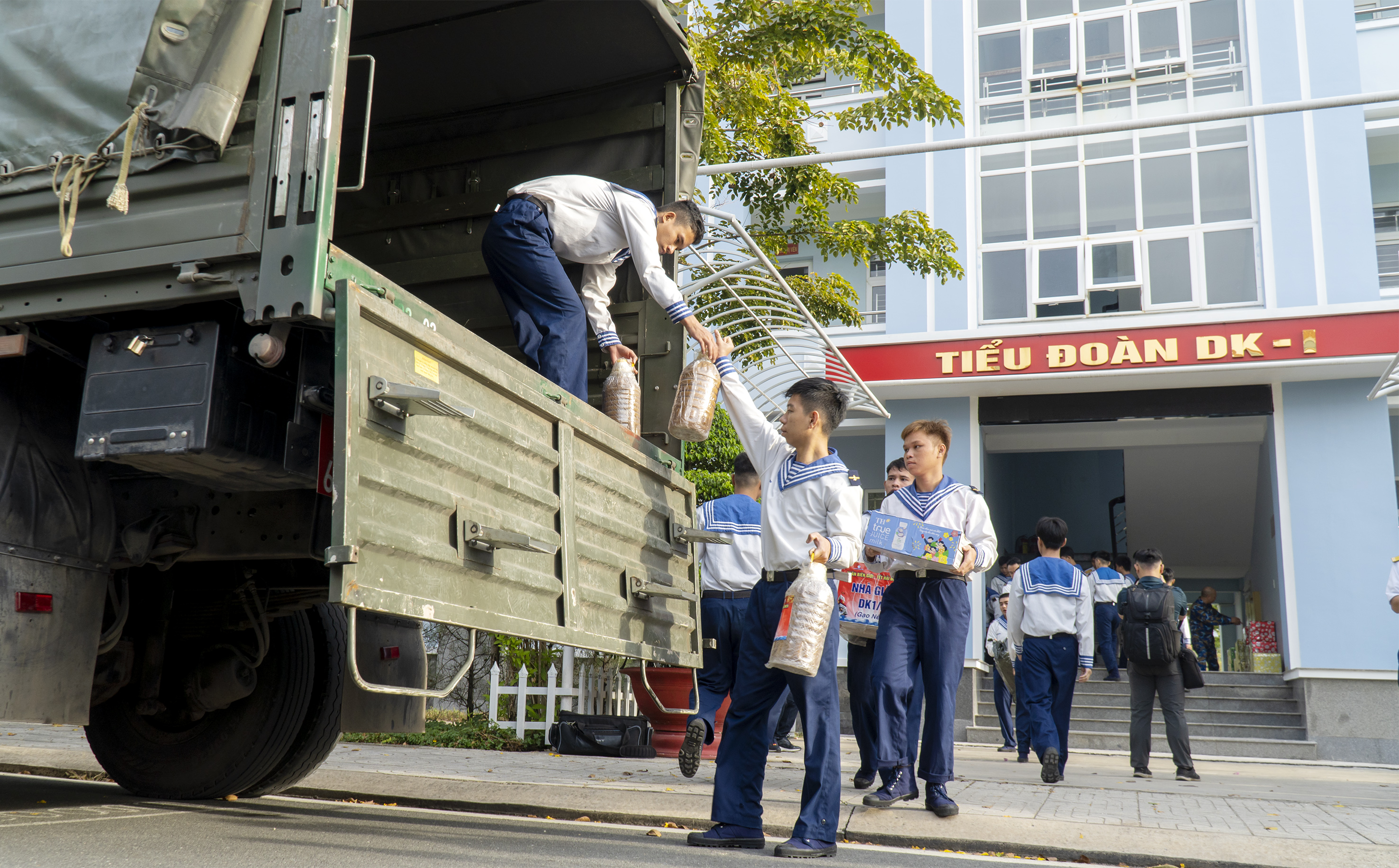 Các nhu yếu phẩm cũng được khẩn trương đưa lên xe.