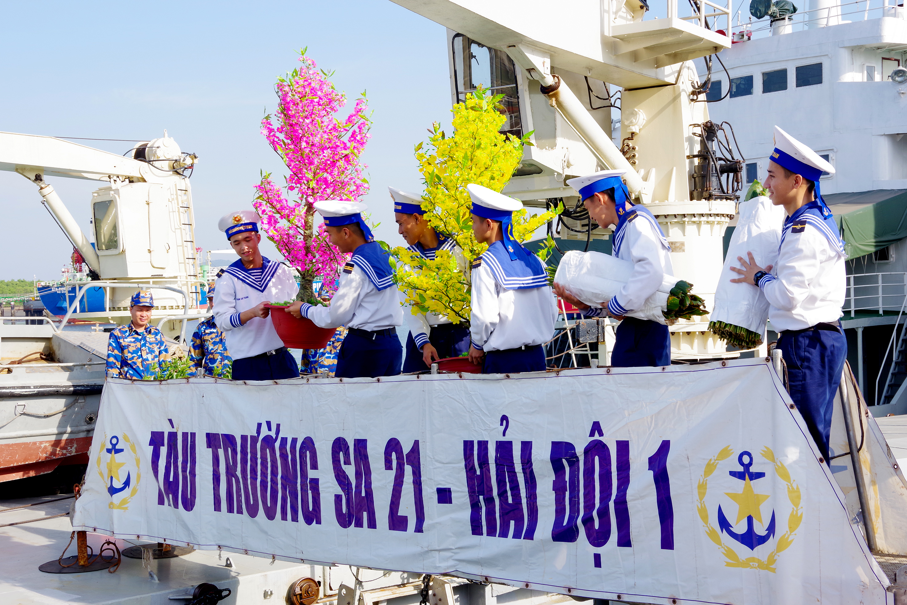 Những cây Mai, cây Đào được các chiến sĩ khẩn trương vận chuyển xuống các tàu.