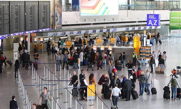 Hành khách tại sân bay ở Frankfurt am Main, miền Tây nước Đức.