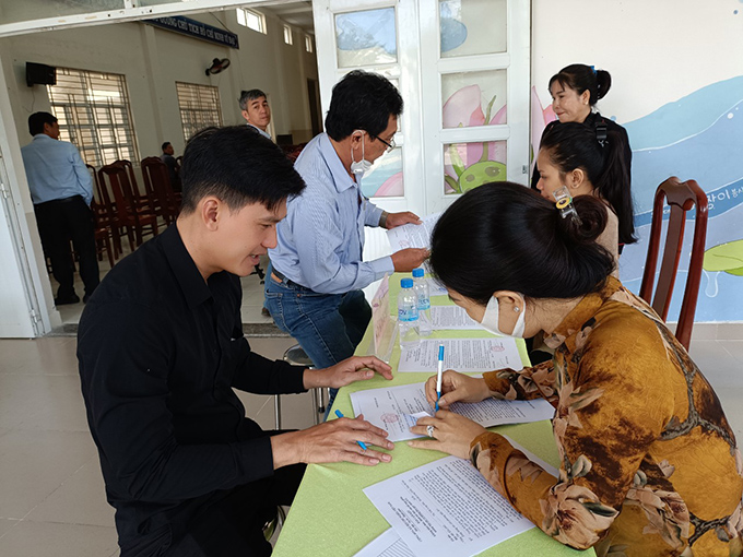 Thuyền trưởng, chủ phương tiện ký cam kết “Không khai thác, đánh bắt thủy sản bất hợp pháp, không vi phạm quy định IUU”.