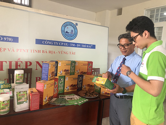 Thêm 39 sản phẩm đặc trưng của các địa phương được đánh giá gắn từ 3-5 sao OCOP. Trong ảnh: Đại diện Công ty TNHH Thanh Thanh Solar Energy (huyện Châu Đức) giới thiệu sản phẩm nấm linh chi tại hội nghị phân loại, đánh giá sản phẩm OCOP sáng 24/12.