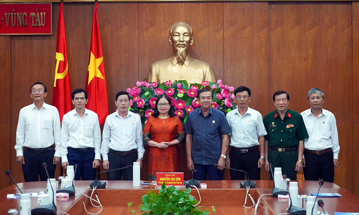 Bà Nguyễn Thị Yến, Phó Bí thư Thường trực Tỉnh ủy; lãnh đạo Ủy ban MTTQ Việt Nam tỉnh, Văn phòng Tỉnh ủy chụp ảnh lưu niệm với Đoàn Đại biểu tỉnh tham dự Đại hội.