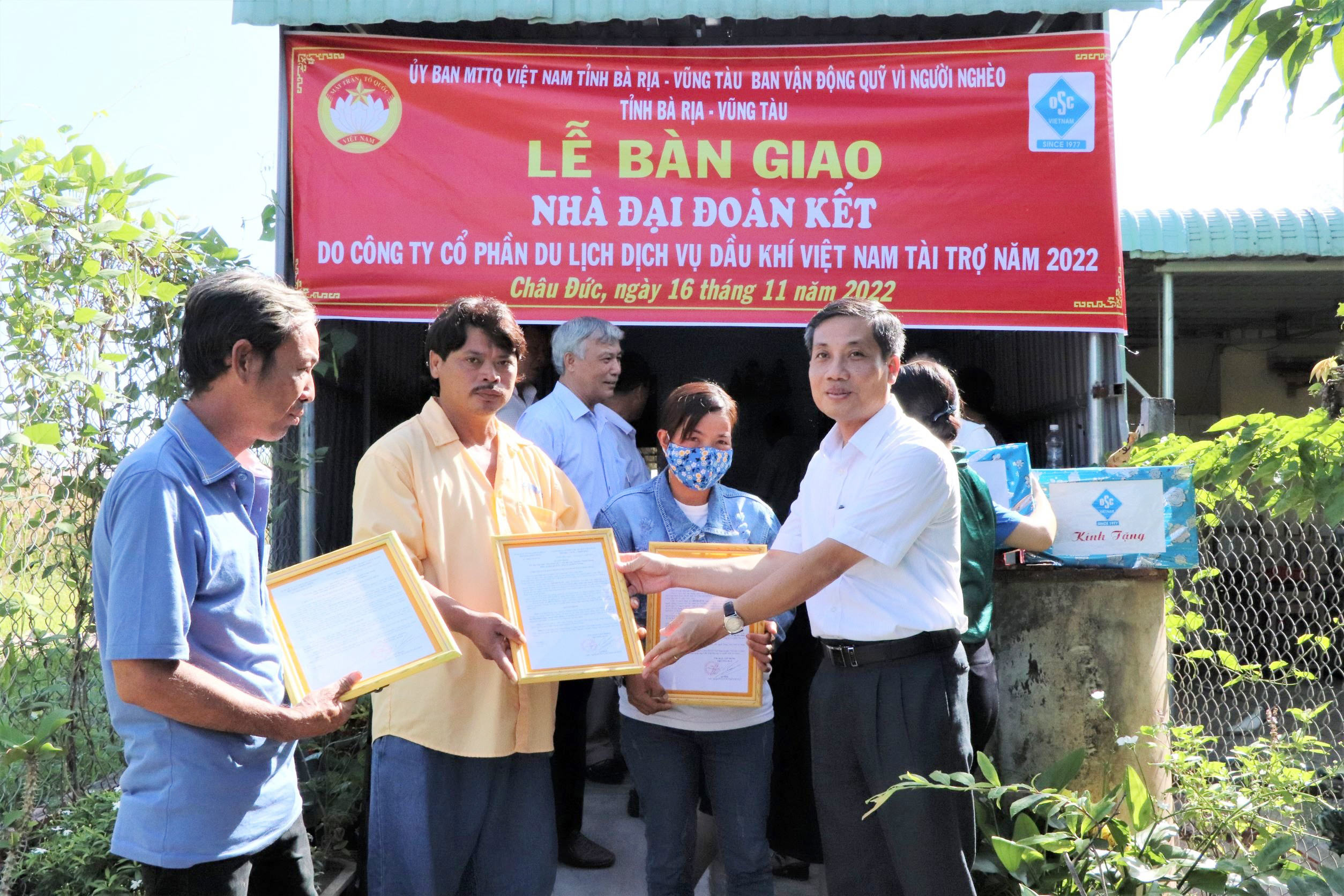 Năm 2022, MTTQ các cấp và các tổ chức thành viên xây mới 163 căn nhà đại đoàn kết. Trong ảnh, Phó Chủ tịch Ủy ban MTTQ Việt Nam tỉnh Nguyễn Kế Toại trao Quyết định bàn giao nhà tới các hộ nghèo huyện Châu Đức.