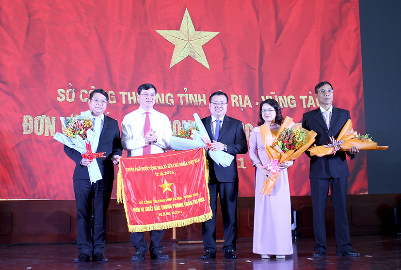 Thừa ủy quyền của Thủ tướng Chính phủ, ông Nguyễn Công Vinh, Phó Chủ tịch UBND tỉnh tặng Cờ Thi đua của Chính phủ cho tập thể Sở Công thương vì đã hoàn thành xuất sắc toàn diện nhiệm vụ công tác, dẫn đầu phong trào thi đua yêu nước của tỉnh Bà Rịa - Vũng Tàu năm 2021.