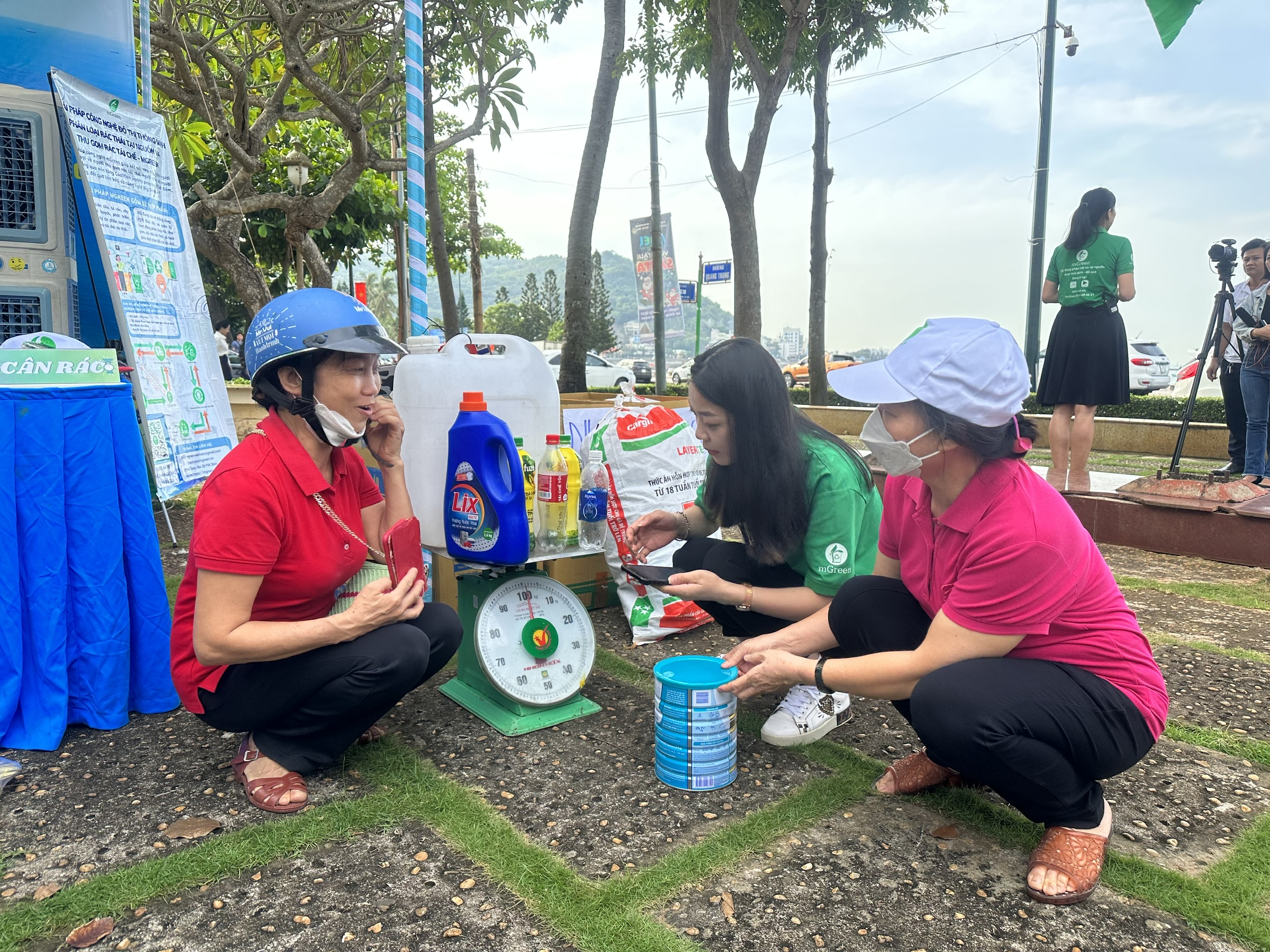 Chị Trịnh Thúy Hồng (bìa trái, ngụ 19, Nguyễn Văn Cừ, phường 9, TP. Vũng Tàu) mang rác tái chế đến đổi quà.