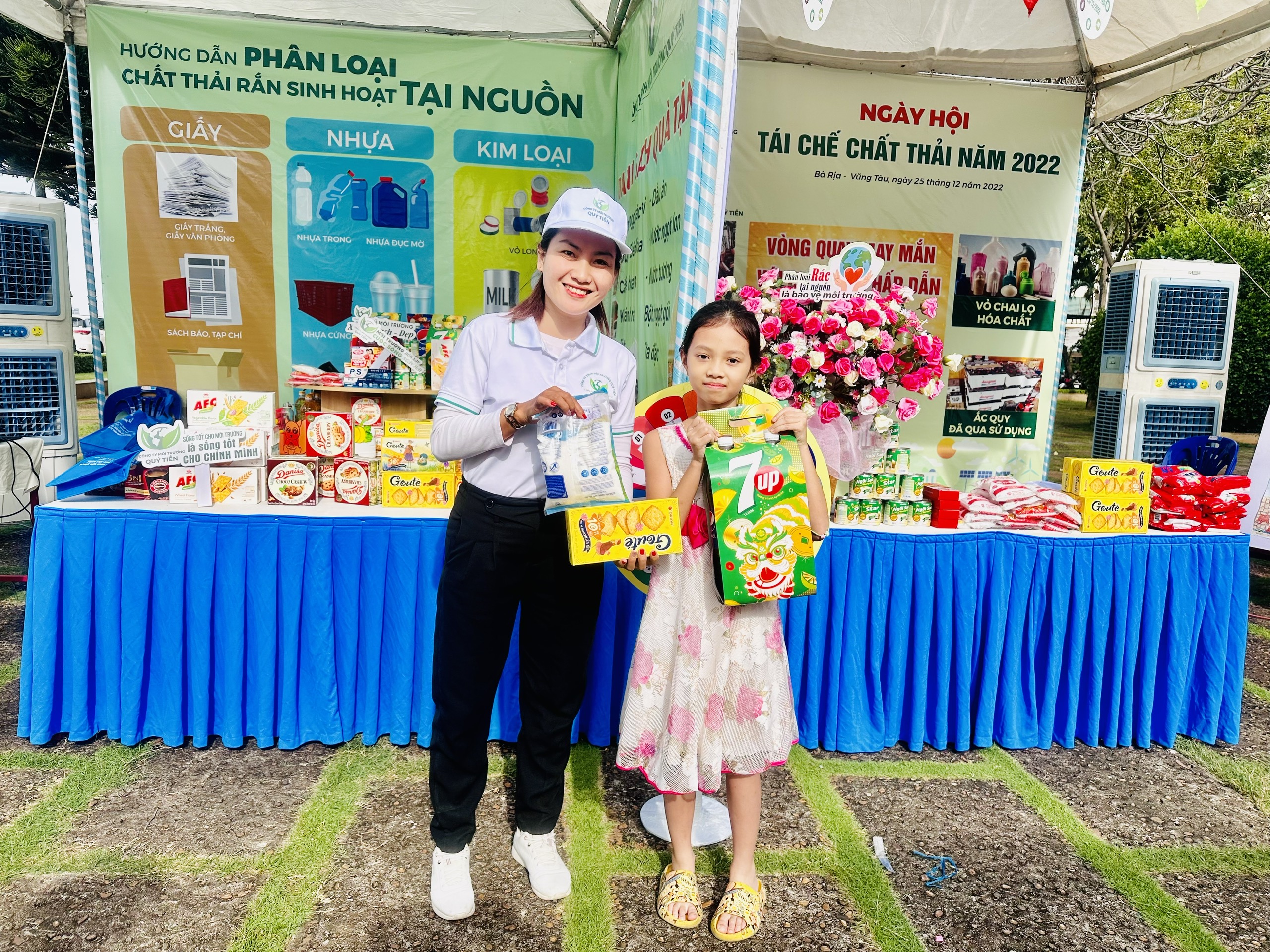 Nhiều em học sinh thu gom pin, bóng đèn hư đến đổi quà tại điểm thu đổi chất thải nguy hại.