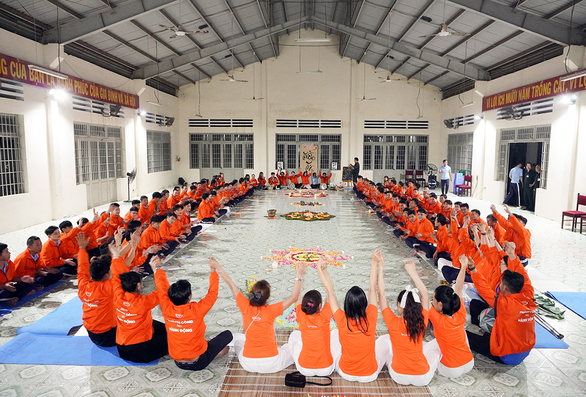 Cùng nắm tay nhau hát những ca khúc ca ngợi tình yêu, lẽ sống tốt đẹp.