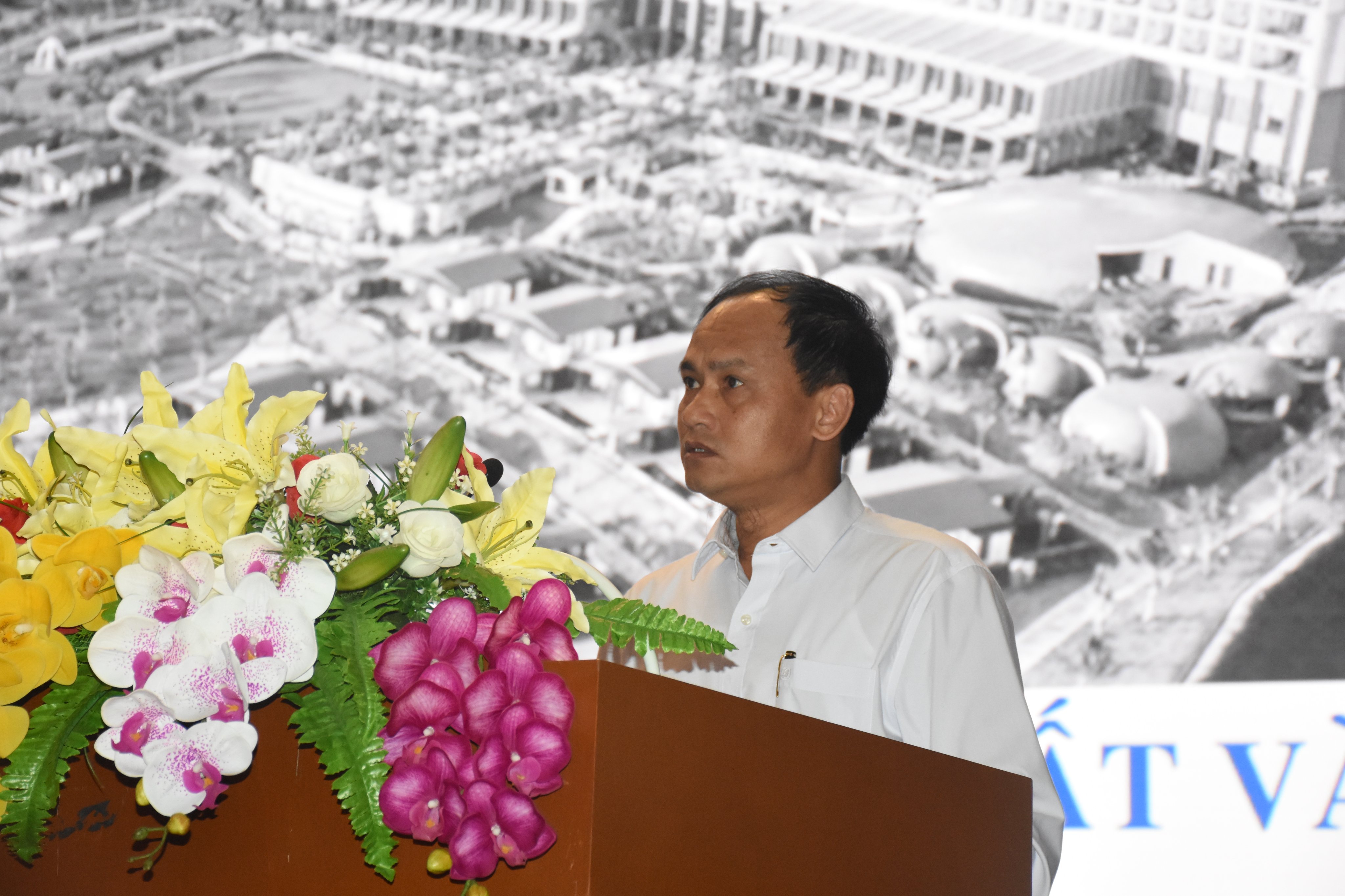 Ông Nguyễn Minh Thành, Chi cục trưởng Chi cục quản lý đất đai tỉnh (Sở TN-MT) trình bày các quy định pháp luật về đầu tư, xât dựng và kinh doanh đối với loại hình căn hộ du lịch theo pháp luật đất đai