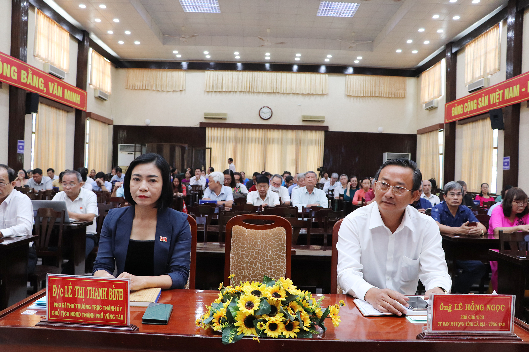 Các đại biểu tham dự hội nghị.