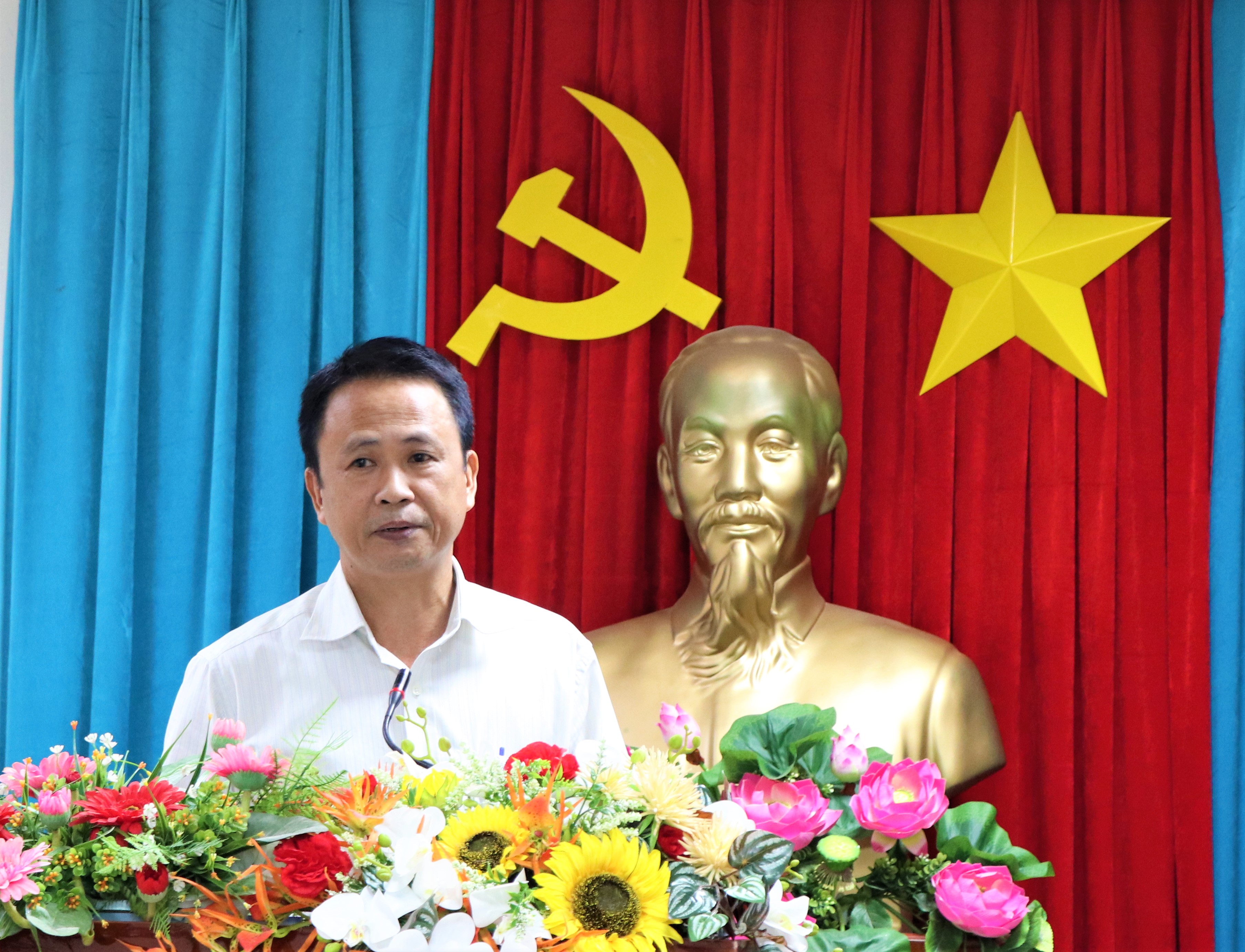 Ông Đỗ Danh Thành, Phó Cục Trưởng Cục Thống kê tỉnh thông tin tại buổi họp báo.