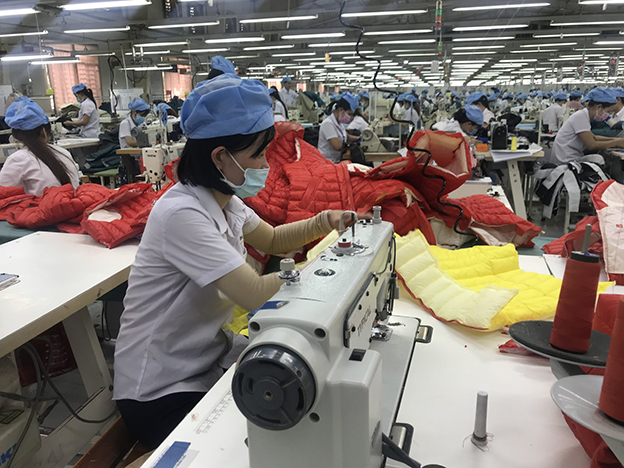 May đồ xuất khẩu tại Công ty TNHH May Quốc tế Việt An (CCN Hắc Dịch 1).