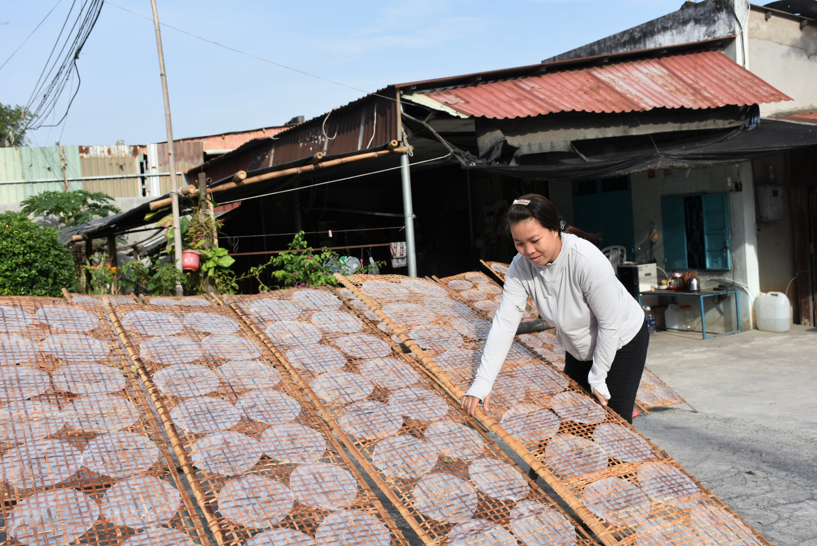 Mỗi dịp Tết, sản lượng bánh tráng tại xã An Ngãi, huyện Long Điền làm ra đều được thương lái thu mua hết.