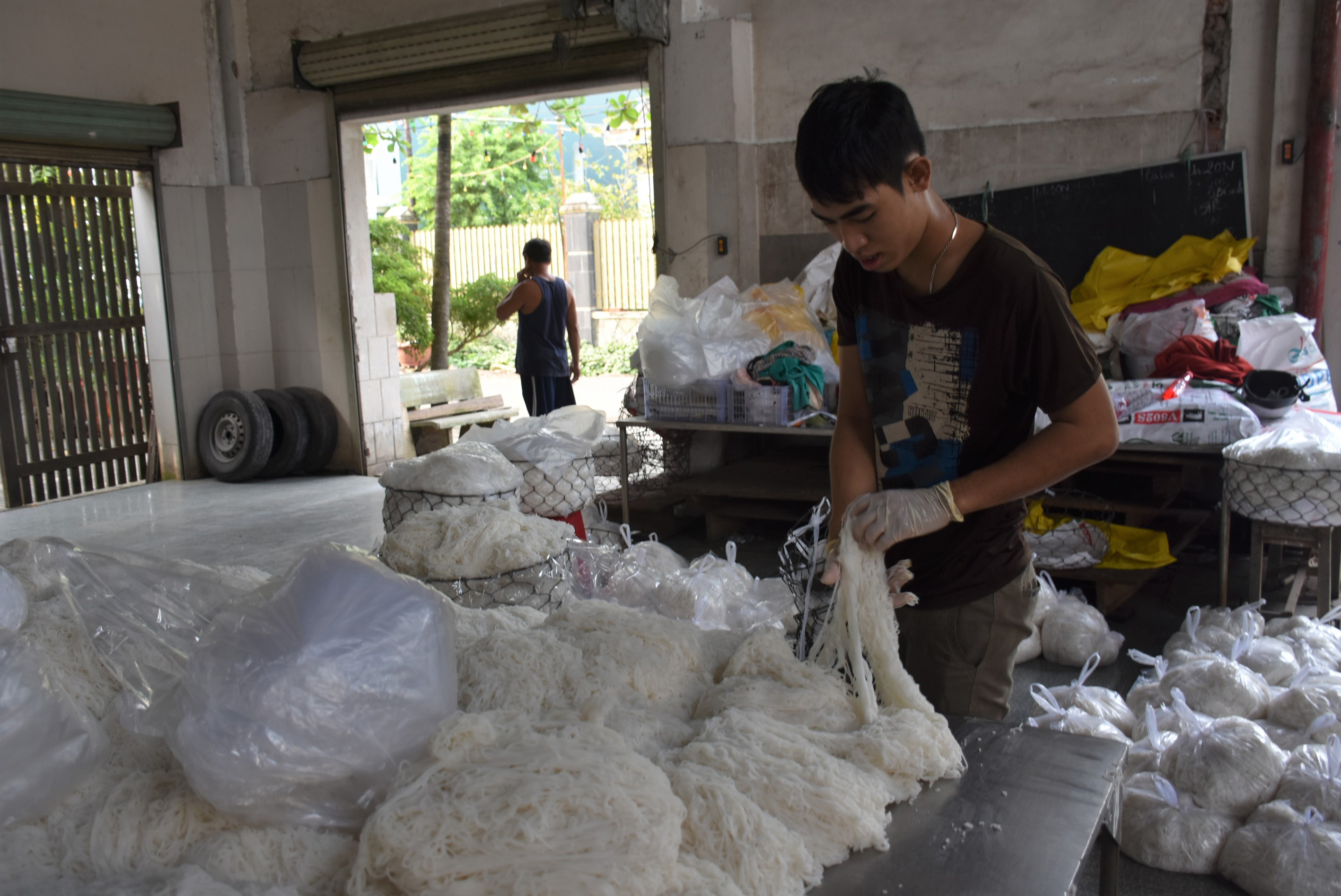Các cơ sở làm bún tại làng bún Long Kiên, TP. Bà Rịa cũng đang tất bật chuẩn bị nguồn nguyên liệu cho dịp Tết.