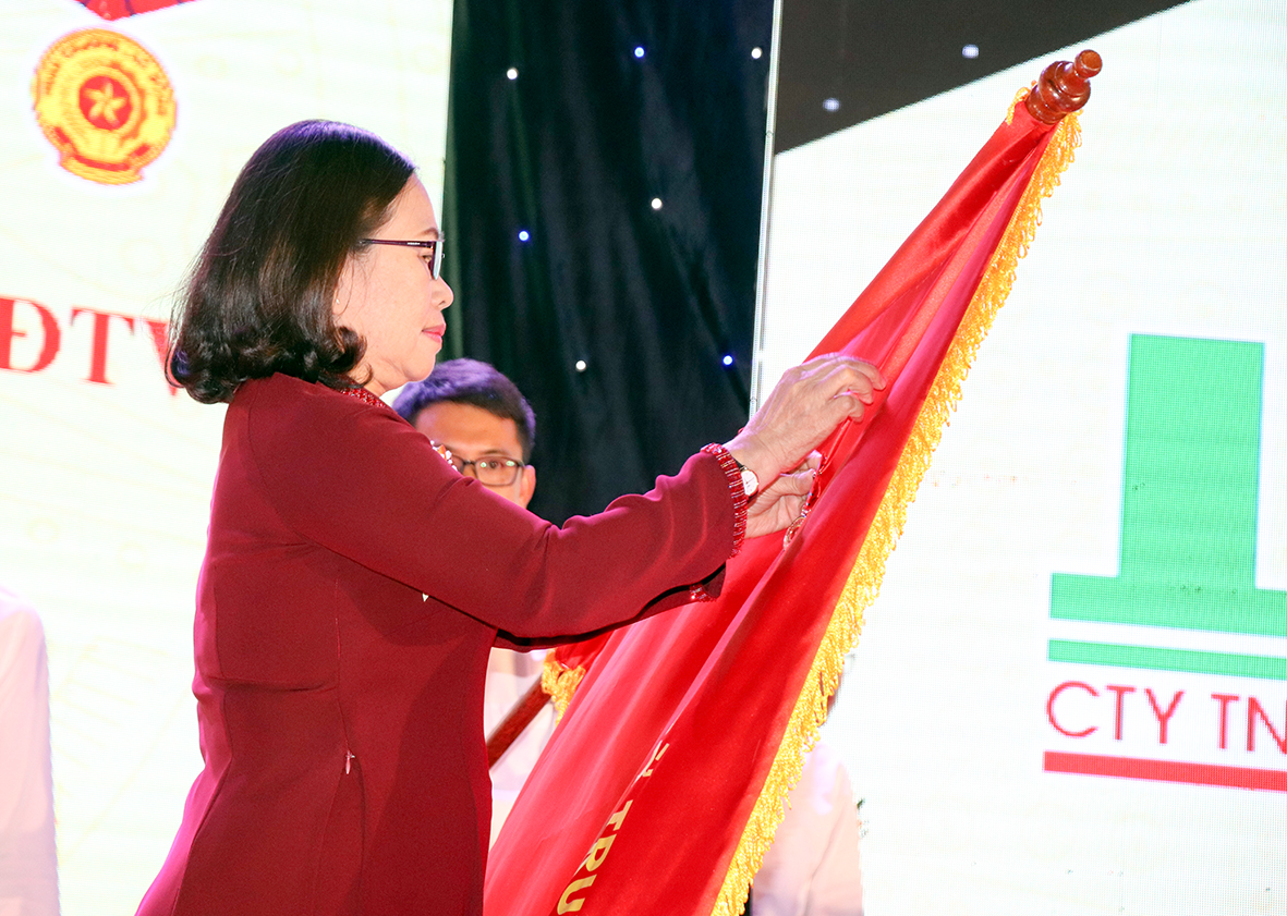 Bà Nguyễn Thị Yến, Phó Bí thư Thường trực Tỉnh ủy, Trưởng Đoàn ĐBQH tỉnh gắn Huân chương Lao động hạng Ba lên cờ truyền thống của Công ty TNHH Lan Anh.