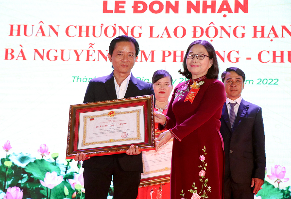 Bà Nguyễn Thị Yến, Phó Bí thư Thường trực Tỉnh ủy, Trưởng Đoàn ĐBQH tỉnh trao Huân chương Lao động hạng Ba cho ông Nguyễn Tiến Hùng, Phó Chủ tịch Hội đồng thành viên Công ty TNHH Lan Anh.