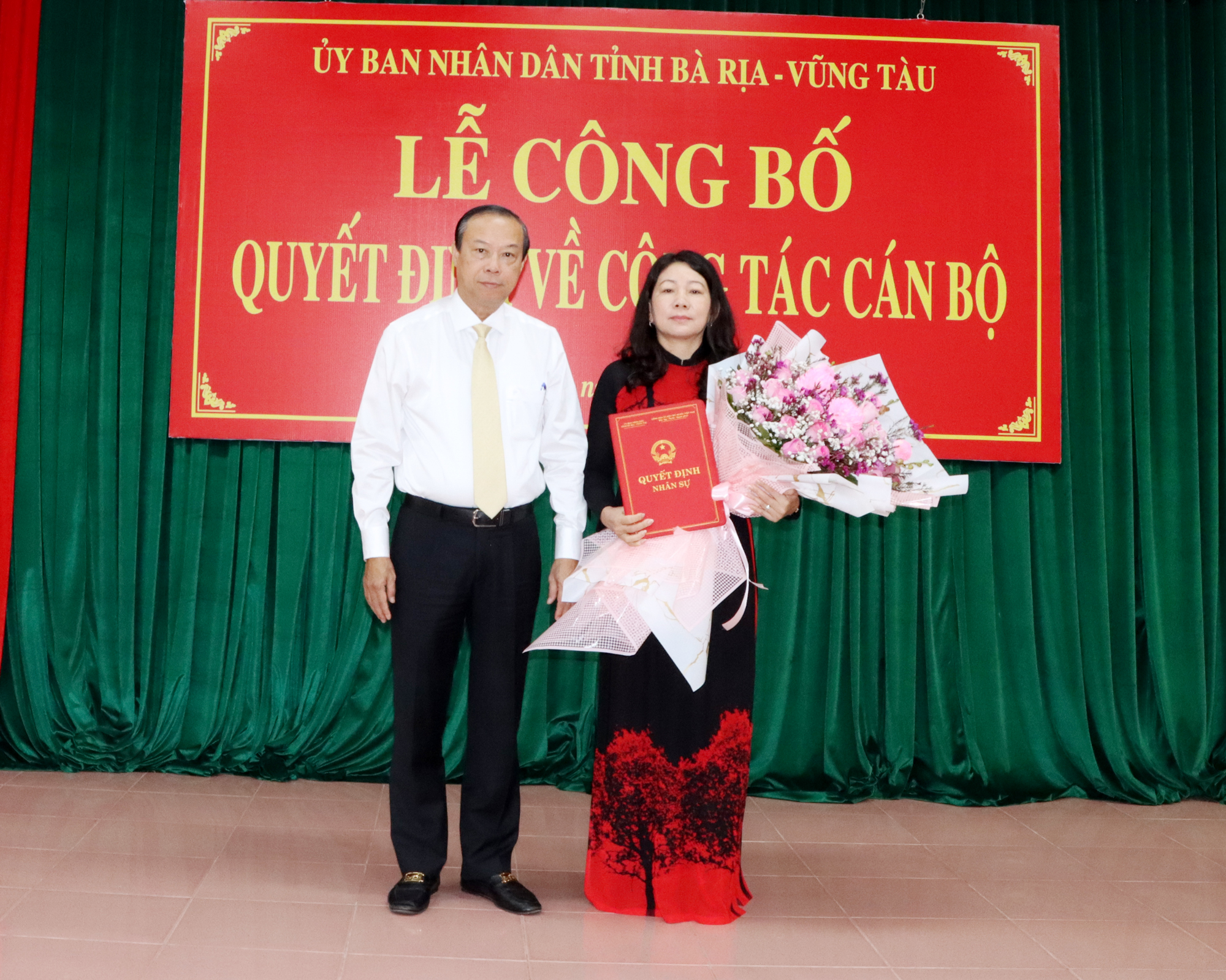 Ông Nguyễn Văn Thọ, Chủ tịch UBND tỉnh trao Quyết định và tặng hoa chúc mừng bà Đỗ Thị Hồng, Chủ tịch UBND huyện Đất Đỏ.