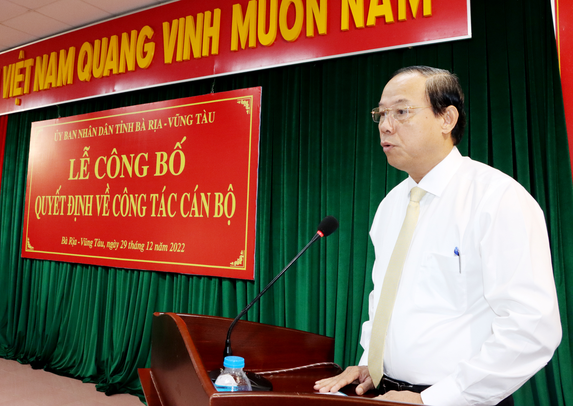 Ông Nguyễn Văn Thọ, Chủ tịch UBND tỉnh phát biểu giao nhiệm vụ cho bà Đỗ Thị Hồng, Chủ tịch UBND huyện Đất Đỏ.