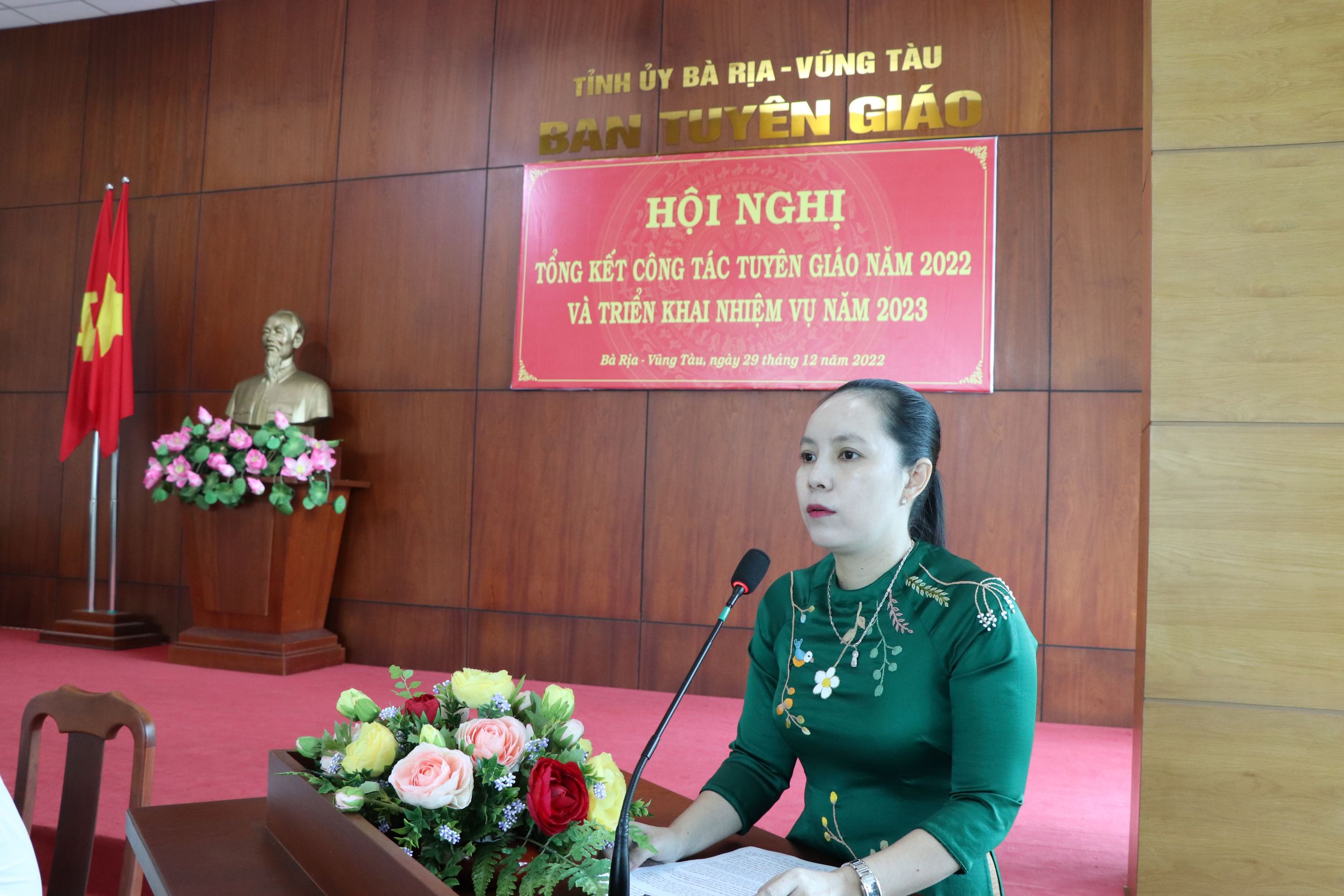 Bà Lê Thị Ngọc Hạnh, Trưởng Ban Tuyên giáo Huyện ủy Long Điền phát biểu tại hội nghị về công tác tuyên truyền cho ngư dân khi đánh bắt xa bờ.