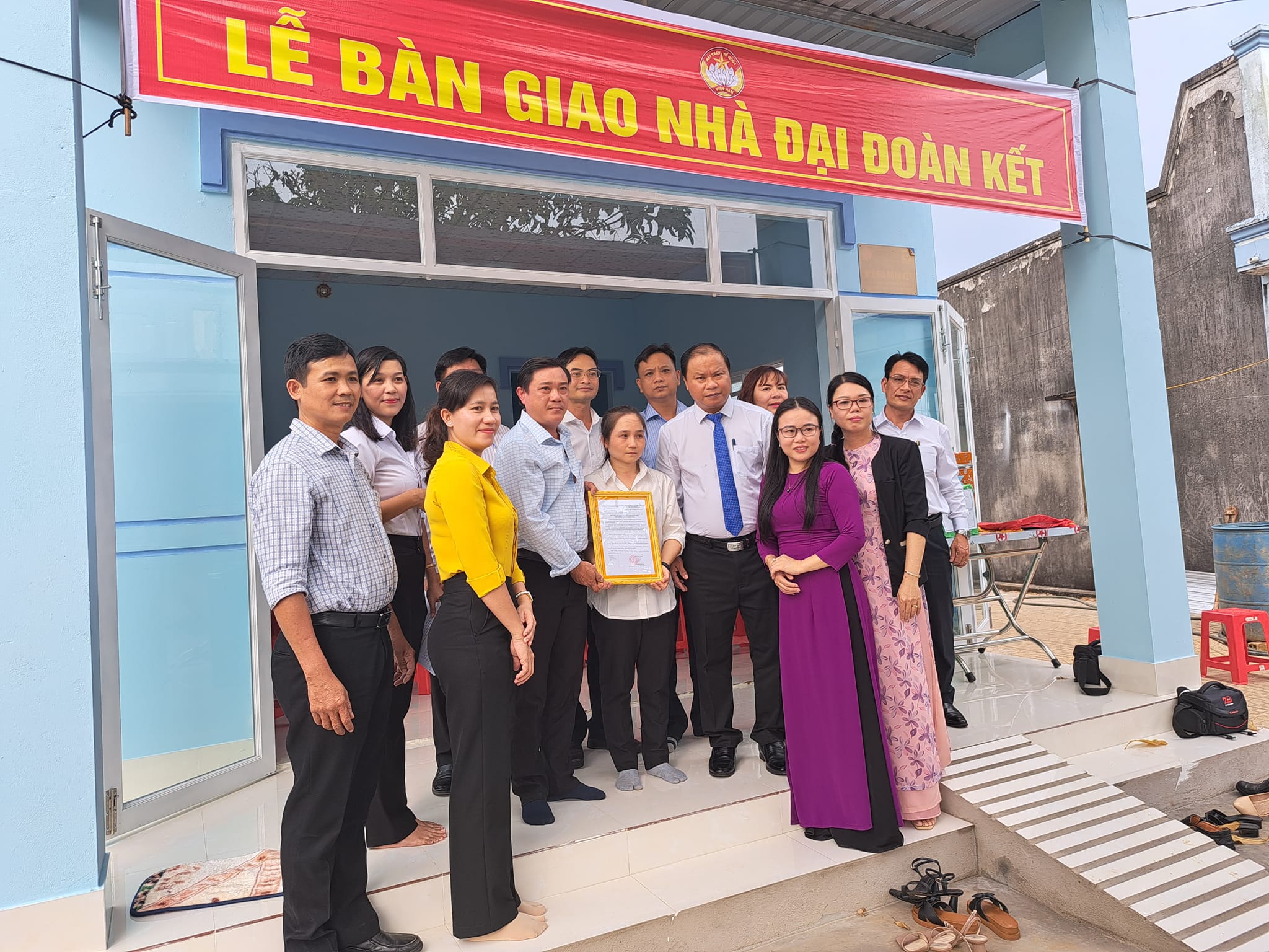 Đại diện chính quyền địa phương, nhà hảo tâm tại buổi lễ bàn giao nhà đại đoàn kết cho bà Nguyệt